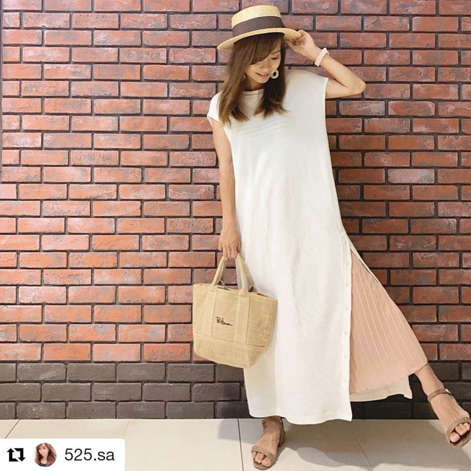 VIVIAN Collectionさんのインスタグラム写真 - (VIVIAN CollectionInstagram)「#Repost  素敵なコーデありがとうございます💖👡💖 @525.sa (@get_repost) ・・・ __ __ #code 横にボタンがあるワッフルワンピ とりあえず全部外して 下にプリーツスカート履いてみた！ チラ見えが結構かわいかもッ♡  __ hat #azulbymoussy  ONE PIECE #naturalculture  bag #ronherman  shoes #viviancollection  skirt #ehyphenworldgallery  __  アンバサダーを務める @vivian_collection_official で なんと6.21の17時からウルトラセール はじまるらしいー！ 夏サンダルも新作もMAX80%オフ！  通常5400円のところ3000円以上で 送料無料、 LINEクーポンやタイムセールとか 気になるからちょこちょこ覗いてみよう♡  __ #viviancollection #vivian公式アンバサダー #サンダルコーデ #リゾートサンダル #リゾートコーデ #ウェッジサンダル  #ウェッジソール#ウェッジソールサンダル #夏コーデ #zozotown #ゾゾタウン #プチプラコーデ #プチプラファッション #プチプラ高見えコーデ #今日の靴 #靴好きな人と繋がりたい #フラットシューズ #走れるパンプス #プチプラママコーデ#likeforlikes #arootd」6月21日 18時56分 - vivian_collection_official