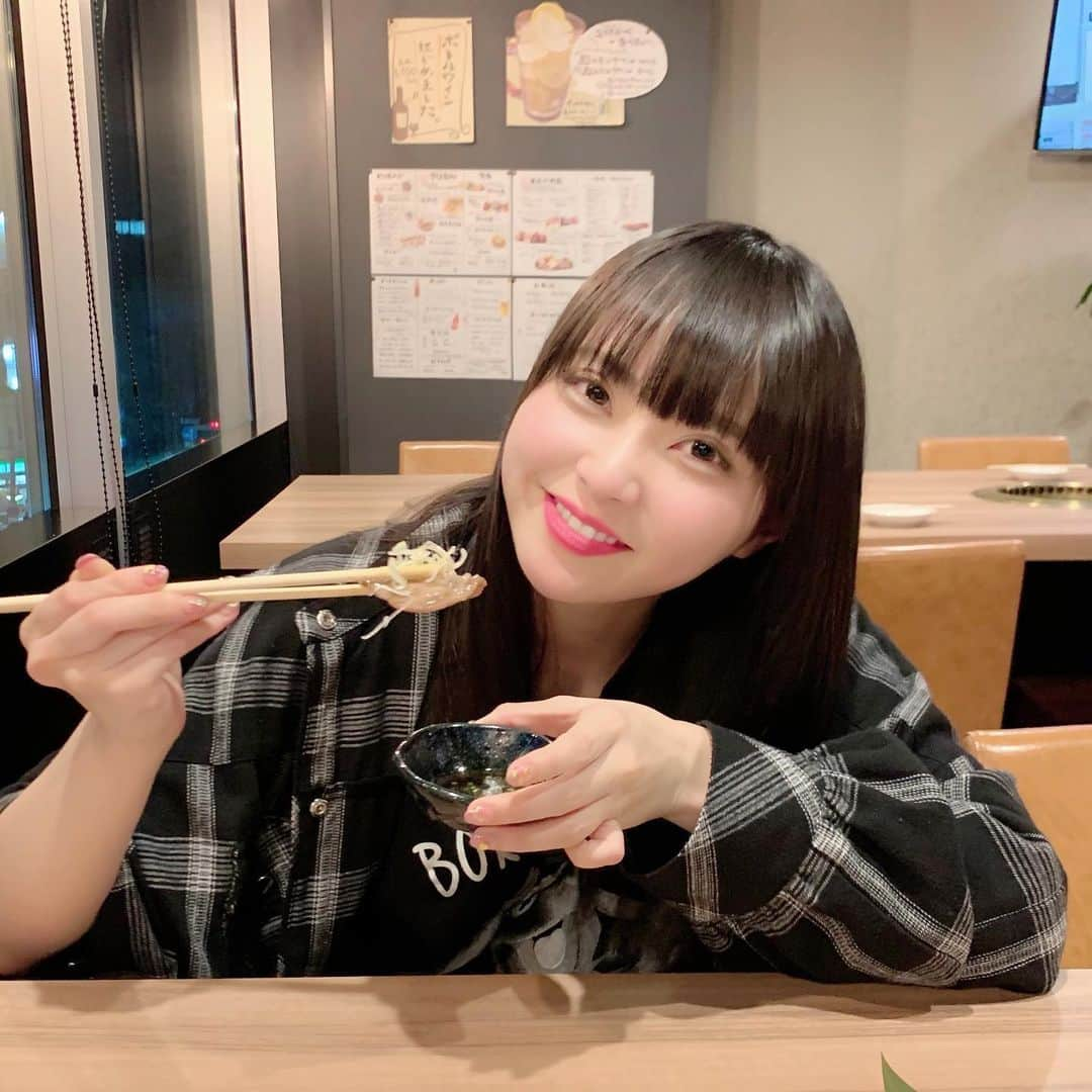 堀詩音さんのインスタグラム写真 - (堀詩音Instagram)「こないだお友達と肉焼いてきた🍖﻿ ﻿ ﻿ どのメニューを頼むかは﻿ わりとお友達任せのタイプで﻿ 牛タンにサガリに塩ジンギスカンに﻿ 塩ホルモンに色々食べたよ🤤﻿ ﻿ ﻿ どのお肉も美味しかったけど﻿ しおんのお気に入りは塩ラムタン🐏﻿ ﻿ ﻿ ラムタン初めて食べたんだけど﻿ めちゃくちゃおいしくて﻿ 顔がクッシャ！ってなったよ〜〜〜😆﻿ ﻿ ﻿ ポン酢で食べるのが美味しかった✌︎﻿ ﻿ ﻿ あと、写真はないけど﻿ コムタンスープの雑炊が美味しすぎて﻿ シメにはぴったりで最高だった⤴︎⤴︎⤴︎﻿ ﻿ ﻿ みんなは焼肉はどの部位がいちばんすきなの？🤔﻿ ﻿ ﻿ #北海道 #Hokkaido #札幌 #Sapporo #焼肉 #yakiniku #北海道焼肉 #札幌焼肉 #牛タン #サガリ #塩ホルモン #ジンギスカン #塩ジンギスカン #ラムタン #塩ラムタン #コムタンスープ #雑炊 #北海道グルメ #札幌グルメ﻿」6月21日 18時57分 - shion_hori