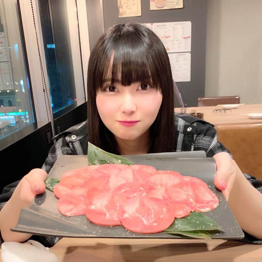 堀詩音さんのインスタグラム写真 - (堀詩音Instagram)「こないだお友達と肉焼いてきた🍖﻿ ﻿ ﻿ どのメニューを頼むかは﻿ わりとお友達任せのタイプで﻿ 牛タンにサガリに塩ジンギスカンに﻿ 塩ホルモンに色々食べたよ🤤﻿ ﻿ ﻿ どのお肉も美味しかったけど﻿ しおんのお気に入りは塩ラムタン🐏﻿ ﻿ ﻿ ラムタン初めて食べたんだけど﻿ めちゃくちゃおいしくて﻿ 顔がクッシャ！ってなったよ〜〜〜😆﻿ ﻿ ﻿ ポン酢で食べるのが美味しかった✌︎﻿ ﻿ ﻿ あと、写真はないけど﻿ コムタンスープの雑炊が美味しすぎて﻿ シメにはぴったりで最高だった⤴︎⤴︎⤴︎﻿ ﻿ ﻿ みんなは焼肉はどの部位がいちばんすきなの？🤔﻿ ﻿ ﻿ #北海道 #Hokkaido #札幌 #Sapporo #焼肉 #yakiniku #北海道焼肉 #札幌焼肉 #牛タン #サガリ #塩ホルモン #ジンギスカン #塩ジンギスカン #ラムタン #塩ラムタン #コムタンスープ #雑炊 #北海道グルメ #札幌グルメ﻿」6月21日 18時57分 - shion_hori