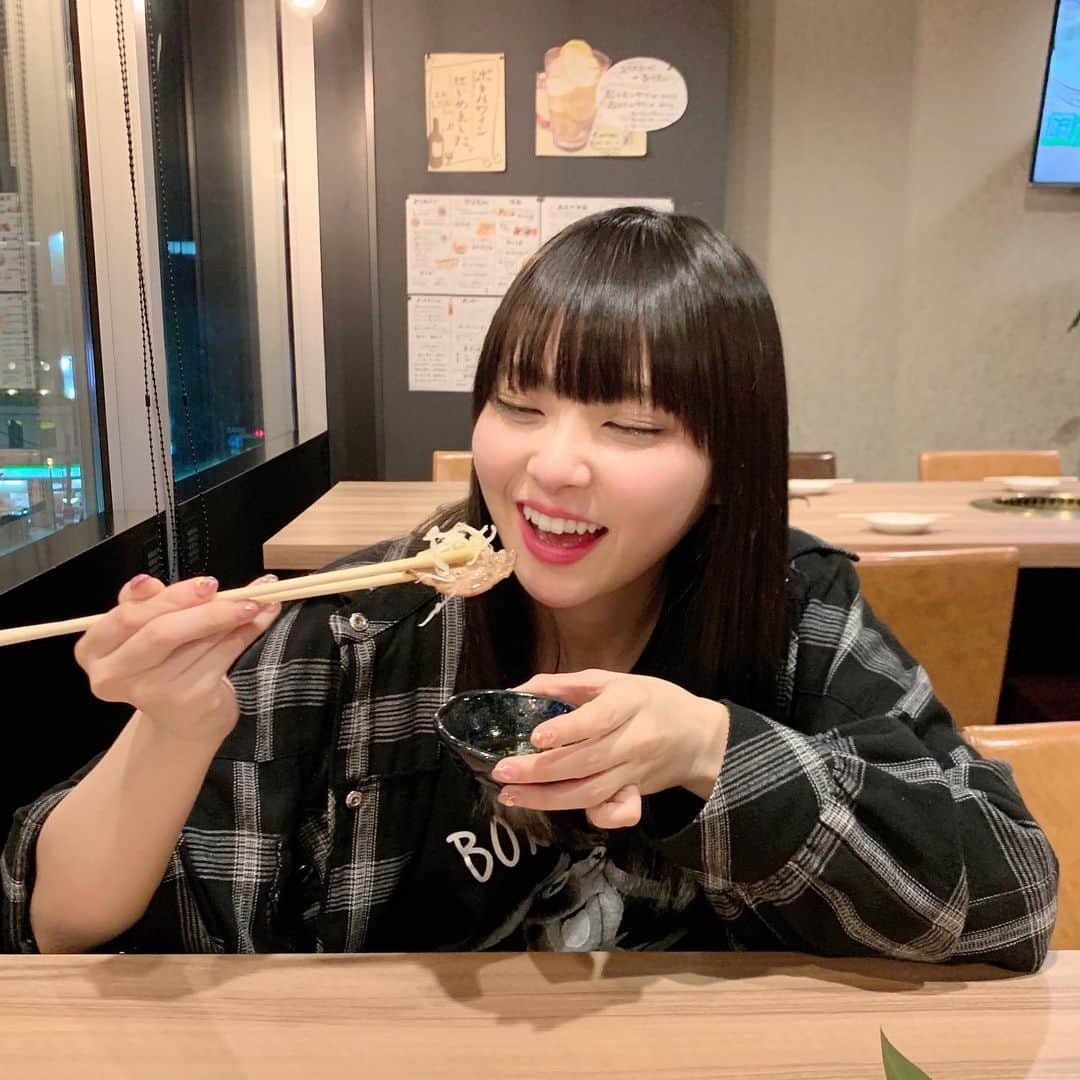 堀詩音さんのインスタグラム写真 - (堀詩音Instagram)「こないだお友達と肉焼いてきた🍖﻿ ﻿ ﻿ どのメニューを頼むかは﻿ わりとお友達任せのタイプで﻿ 牛タンにサガリに塩ジンギスカンに﻿ 塩ホルモンに色々食べたよ🤤﻿ ﻿ ﻿ どのお肉も美味しかったけど﻿ しおんのお気に入りは塩ラムタン🐏﻿ ﻿ ﻿ ラムタン初めて食べたんだけど﻿ めちゃくちゃおいしくて﻿ 顔がクッシャ！ってなったよ〜〜〜😆﻿ ﻿ ﻿ ポン酢で食べるのが美味しかった✌︎﻿ ﻿ ﻿ あと、写真はないけど﻿ コムタンスープの雑炊が美味しすぎて﻿ シメにはぴったりで最高だった⤴︎⤴︎⤴︎﻿ ﻿ ﻿ みんなは焼肉はどの部位がいちばんすきなの？🤔﻿ ﻿ ﻿ #北海道 #Hokkaido #札幌 #Sapporo #焼肉 #yakiniku #北海道焼肉 #札幌焼肉 #牛タン #サガリ #塩ホルモン #ジンギスカン #塩ジンギスカン #ラムタン #塩ラムタン #コムタンスープ #雑炊 #北海道グルメ #札幌グルメ﻿」6月21日 18時57分 - shion_hori