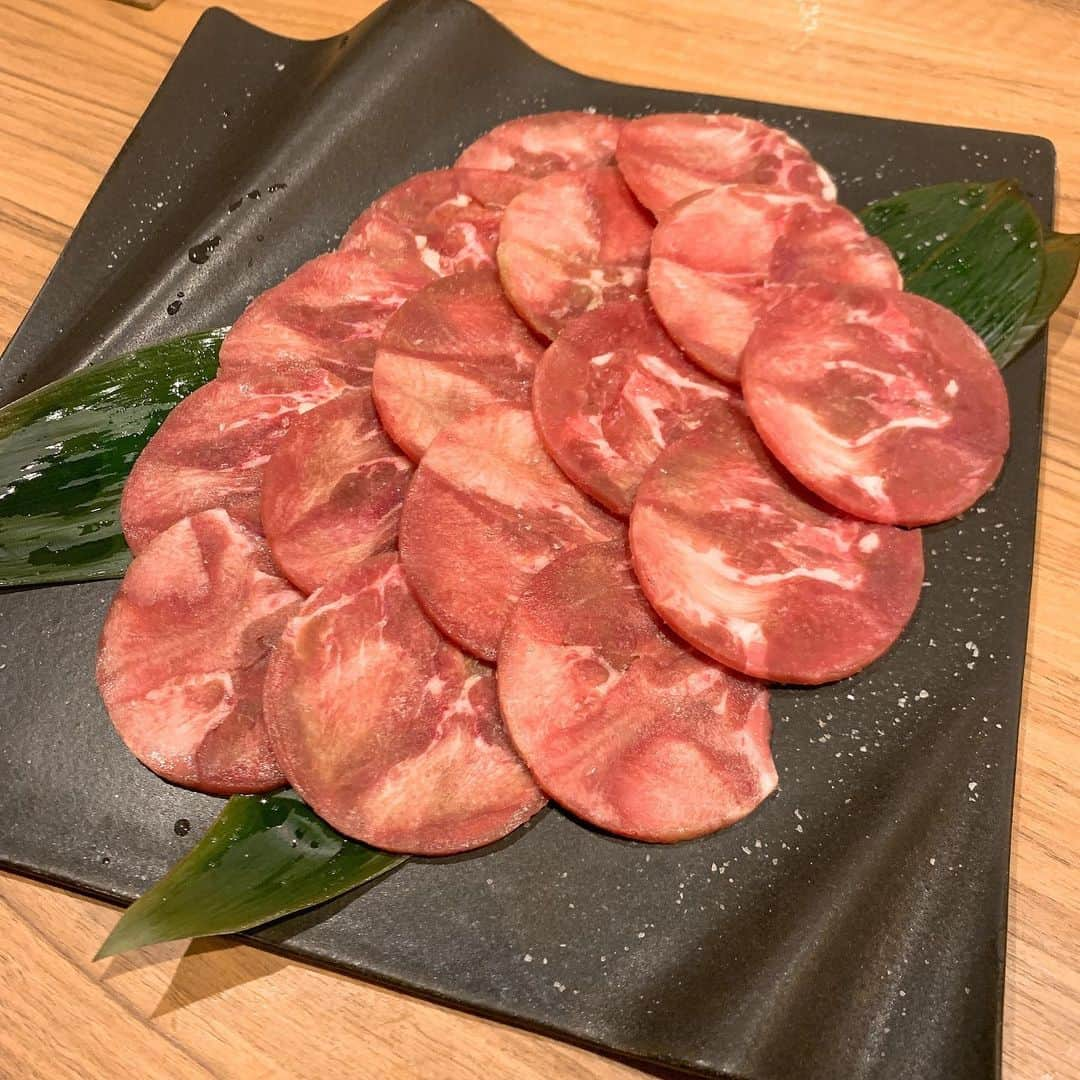 堀詩音のインスタグラム：「こないだお友達と肉焼いてきた🍖﻿ ﻿ ﻿ どのメニューを頼むかは﻿ わりとお友達任せのタイプで﻿ 牛タンにサガリに塩ジンギスカンに﻿ 塩ホルモンに色々食べたよ🤤﻿ ﻿ ﻿ どのお肉も美味しかったけど﻿ しおんのお気に入りは塩ラムタン🐏﻿ ﻿ ﻿ ラムタン初めて食べたんだけど﻿ めちゃくちゃおいしくて﻿ 顔がクッシャ！ってなったよ〜〜〜😆﻿ ﻿ ﻿ ポン酢で食べるのが美味しかった✌︎﻿ ﻿ ﻿ あと、写真はないけど﻿ コムタンスープの雑炊が美味しすぎて﻿ シメにはぴったりで最高だった⤴︎⤴︎⤴︎﻿ ﻿ ﻿ みんなは焼肉はどの部位がいちばんすきなの？🤔﻿ ﻿ ﻿ #北海道 #Hokkaido #札幌 #Sapporo #焼肉 #yakiniku #北海道焼肉 #札幌焼肉 #牛タン #サガリ #塩ホルモン #ジンギスカン #塩ジンギスカン #ラムタン #塩ラムタン #コムタンスープ #雑炊 #北海道グルメ #札幌グルメ﻿」