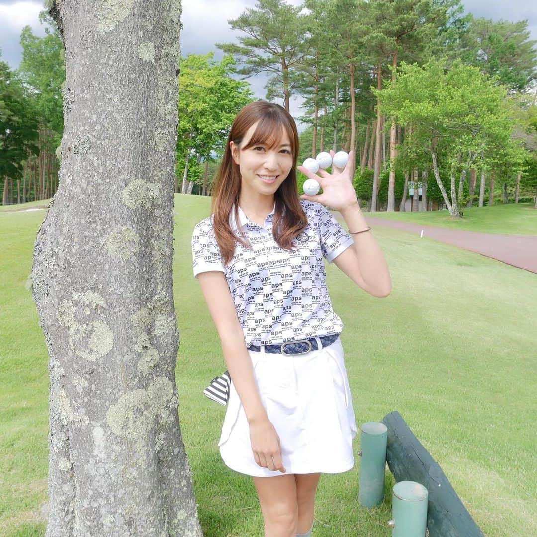 高沢奈苗さんのインスタグラム写真 - (高沢奈苗Instagram)「. @taylormade_golf_japan の新しいボール（TP5、TP5x ）を打ち比べしてみました😃⛳️ . 普段ツアーBxを愛用しているのですが、TP5xは打感が硬めで似てました💡 . タッチが柔らかくてパターの距離感が合った✨ . . TP5は打感が柔らかめで、グリーン周りでスピンが効いてるのがわかりました✨ アプローチもフワッと上げやすかった！ . . それぞれの特徴がある新５層ツアーボール⛳️ 世界最高峰の選手達が愛用しているだけあって、どちらも素晴らしいボールです😃✨ . これは人気が出そう☆ . . . #TP5 #TP5x #ボールチェンジャー #tylermade #golf #テイラーメイド #ゴルフボール #リッキーファウラー #ポーズ #打ち比べ #アンパスィ」6月21日 18時58分 - nanaetakasawa