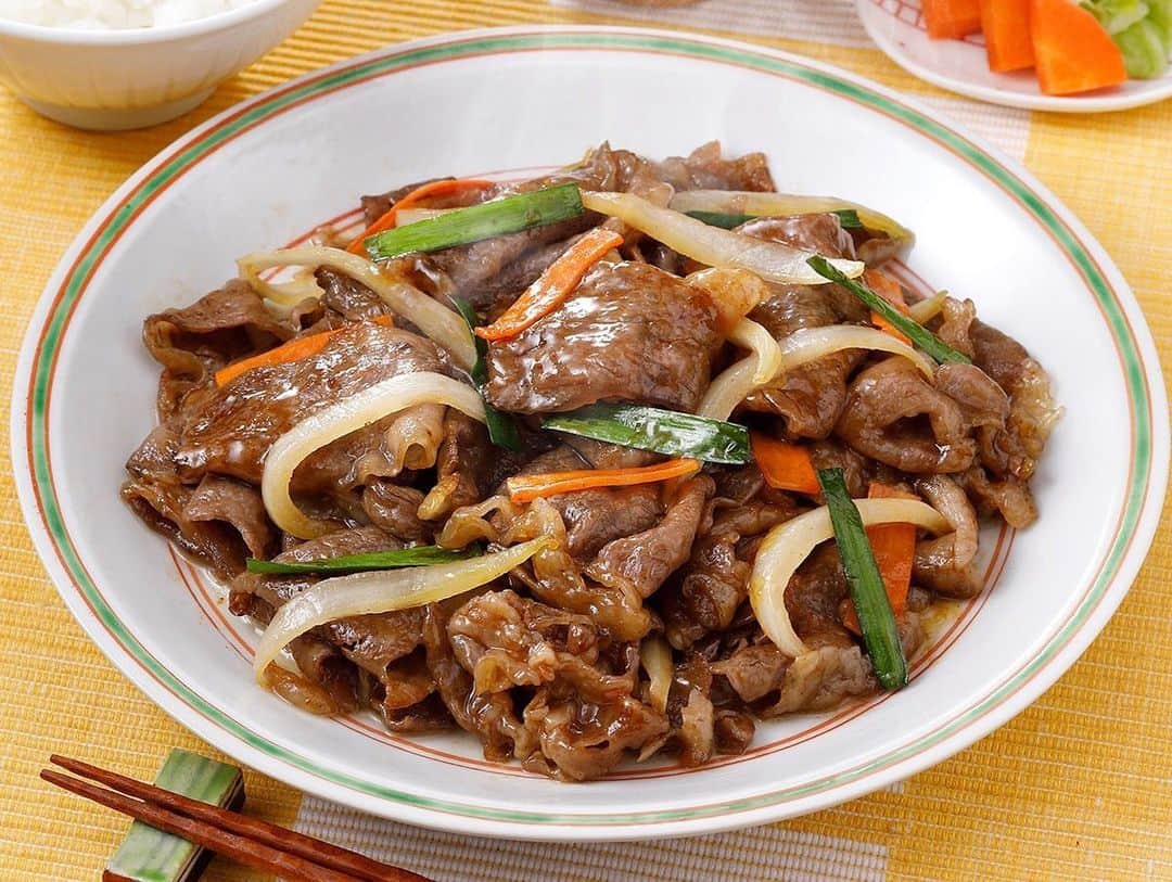 エバラ食品さんのインスタグラム写真 - (エバラ食品Instagram)「【アジア料理特集Vol.4】 「プルコギ」をお家の定番メニューに♪ . アジア料理特集の最後を飾るのは、韓国料理の「プルコギ」。甘辛くて香ばしい味付けで、家族みんなが楽しめます＾＾ . 「 #プルコギのたれ 」1本で味が決まるうえに、フライパン1つでできるから、調理をササッと済ませたい時にぴったり♪ 定番のメニューに、ぜひ加えてください(*^_^*) . http://bit.ly/2Hhzei7 . #エバラおいしいレシピ #エバラ食品 #おうちごはん #レシピ #アジア料理 #韓国料理 #プルコギ #お肉 #牛肉 #野菜 #たまねぎ #にんじん #ニラ #instafood #foodstagram」6月21日 19時00分 - ebarafoods