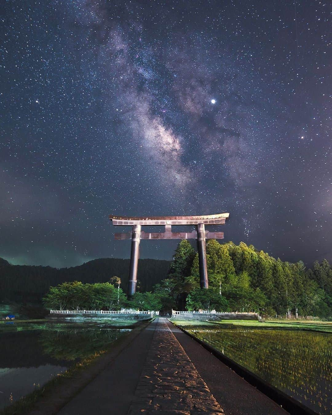 Visit Wakayamaさんのインスタグラム写真 - (Visit WakayamaInstagram)「.﻿ The place where all paths meet. ﻿ The Kumanon Hongu Taisha gate, the world’s largest shrine gate, and the milkyway. ﻿ Visit our website and find out more about the amazing history of #Kumano. Link in bio. #kumanokodo﻿ 📸: @masaki763」6月21日 19時00分 - visitwakayama