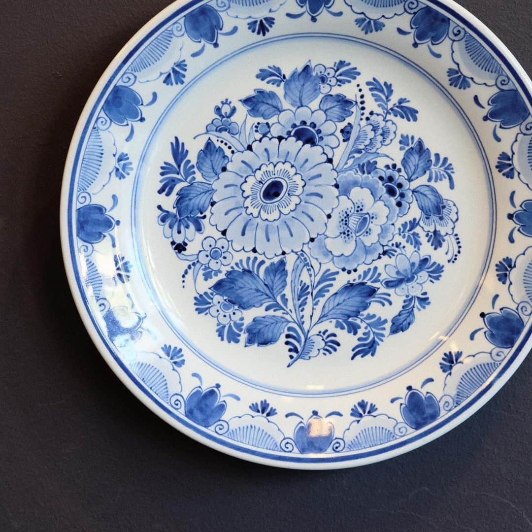 KUNIKAのインスタグラム：「Such a beautiful Delft Blue... 💙  オランダで17世紀から続くロイヤルデルフトの工房にて職人さんの手作業を見学。 とっても美しかった…！ そろそろ手先がうずいてきたぞ。」