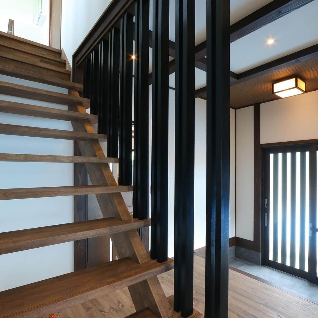 OKOCHI STYLE(香川県) さんのインスタグラム写真 - (OKOCHI STYLE(香川県) Instagram)「町家をイメージした、造作階段。 しっとりと落ち着いた雰囲気がいいですね♪  大河内工務店の家づくりはこちらをご覧ください ーーーーーーーーー @okochi.komuten  ーーーーーーーーー  資料請求専用インスタ始めました！ 家づくりの資料請求はこちらから ーーーーーーーー @request_ok ーーーーーーーー  街角リゾート木きん堂倶楽部のインスタもご覧ください(カフェ&ギャラリー情報)🌟 ーーーーーーーーー @okochistyle.cafe  ーーーーーーーーー  #工務店が作る家#自由設計の家#楽しい家づくり#手作り #玄関 #格子 #無垢 #自然素材 #住宅#木の家 #工務店 #建築#設計 #自由設計 #注文住宅 #注文住宅新築 #新築 #一戸建て #家 #家づくり #家族 #マイホーム #マイホーム計画 #住宅 #デザイン#洋風 #木きん堂 #香川県 #三豊市#大河内工務店」6月21日 19時07分 - okochi.komuten