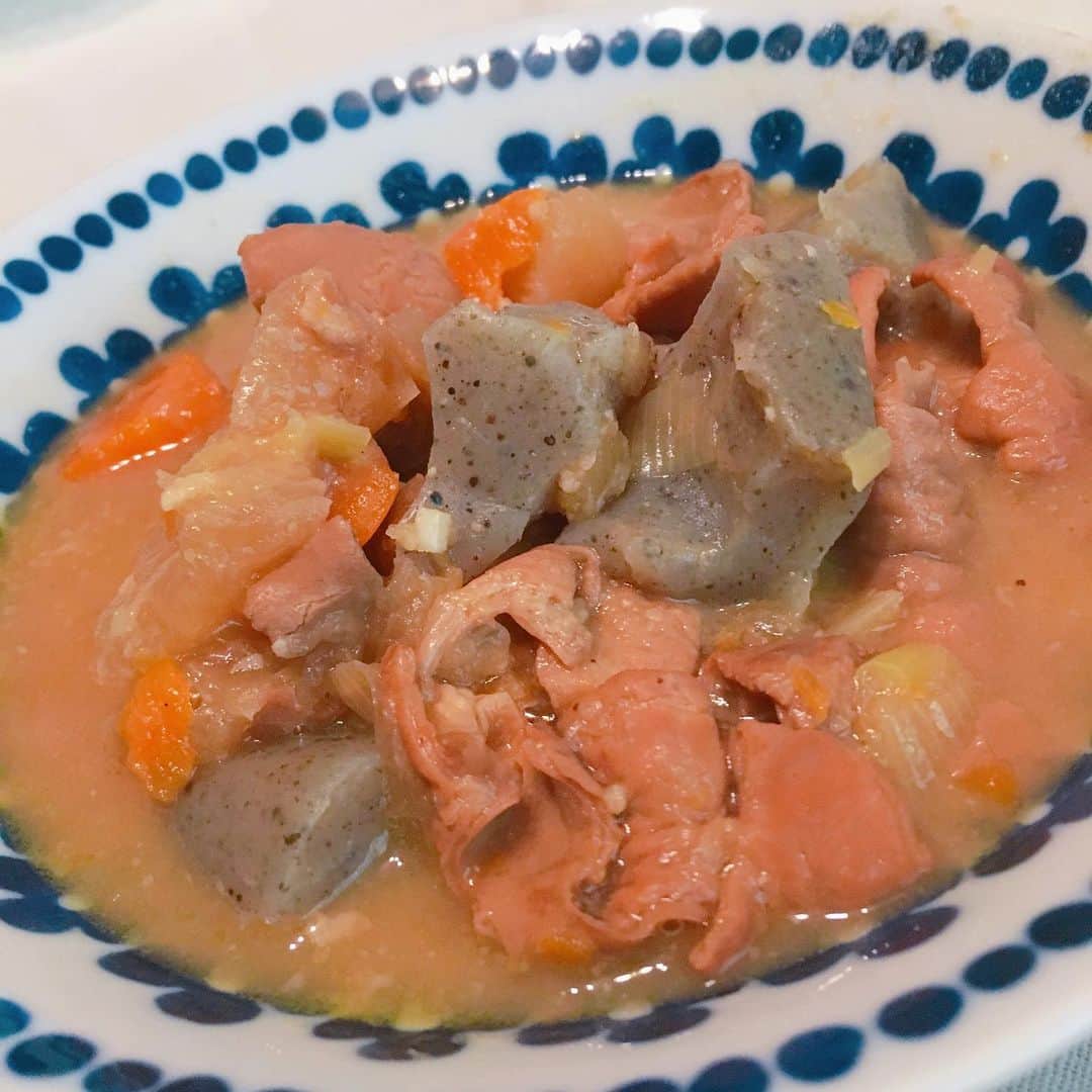 山西章博のインスタグラム：「今日のご飯。ついにもつ煮を作ってしまった…。思ったより簡単！ #もつ煮 #豚白モツ #味噌味 #圧力鍋 #ティファール #思ったより簡単  #ごぼうが無かった #初心者主夫」