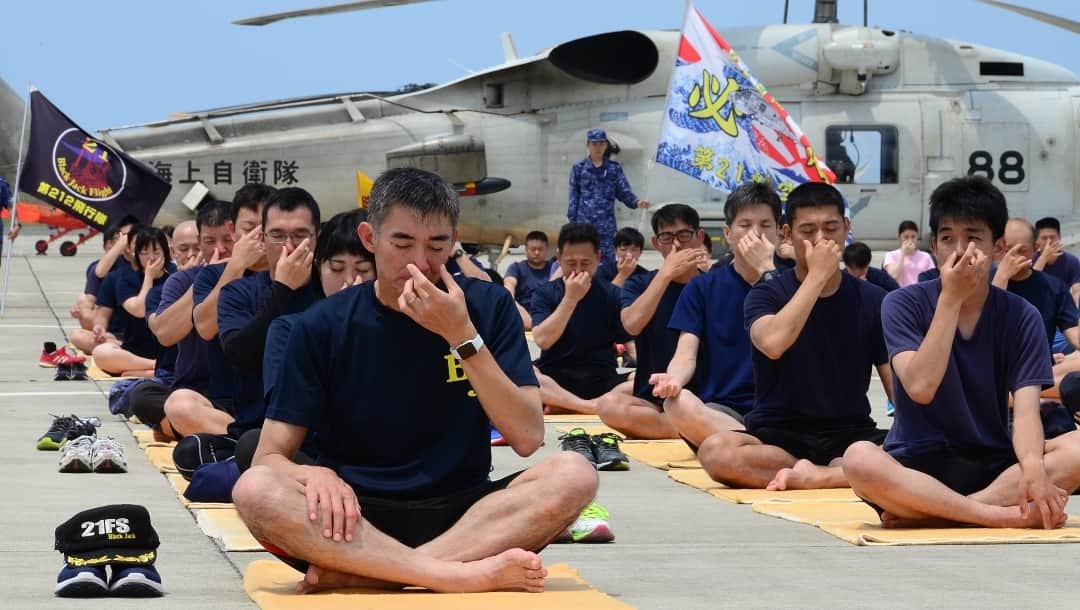 海上自衛隊さんのインスタグラム写真 - (海上自衛隊Instagram)「6月21日は、　#国際ヨガの日 です。市ヶ谷、江田島、呉、館山において全日本ヨガ連盟から講師を招いて、「ヨガクラス」を開催しました。海上自衛官は、緊張を強いられる任務に携わることが多いことから、ヨガを通じて、集中力を高める一方で、心と体をリラックスさせるいい機会となりました。  #internationalyogaday2019  #YOGA #relax #リラックス」6月21日 19時22分 - jmsdf_pr