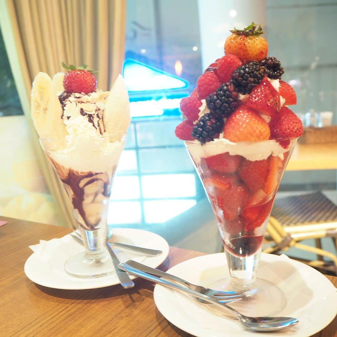 4meee!さんのインスタグラム写真 - (4meee!Instagram)「. 編集部メンバーかお気に入りの 果実園リーベル🍓🍒 . ここではこんなフルーツ山盛りのパフェがいただけたり😍 大きいいちごが入った ショートケーキがあったりと インスタ映え100点なスイーツに 出会うことができるんです💓🎉 . 今回いただいたのは 🍎3ベリーパフェ 🍎チョコレートパフェ 🍎イチゴズコット 🍎メロンズコット の4種類😍💓💕 . どれも美味しいさ抜群！ ちょっとお値段は張りますが、 たまーに食べたくなる 美味しいお味なんですよ💋🍒 . 果実園リーベルさんは 季節によってフルーツ食べ放題を開催していることも‼️ また、イートインだけではなく テイクアウトもできるので、 お土産にもおすすめです❤️🎊 . ぜひ編集部メンバーイチオシのスイーツ 味わってくださいね🍓🎊💕 . ◆果実園リーベル 目黒店 〒153-0063 東京都目黒区目黒1-3-16 プレジデント目黒ハイツ2階 ☎️03-6417-4740 . #果実園#果実園リーベル#リーベル#スイーツ#sweets#カフェ#おやつ#カフェ巡り#おうちカフェ #instafood#パフェ#お菓子#デザート#cafe#ケーキ#いちごズコット#いちごパフェ#おやつ#パフェ巡り#フルーツパフェ#パフェ部#パフェ活#ケーキ好き#フルーツパフェ」6月21日 19時14分 - 4meee_com