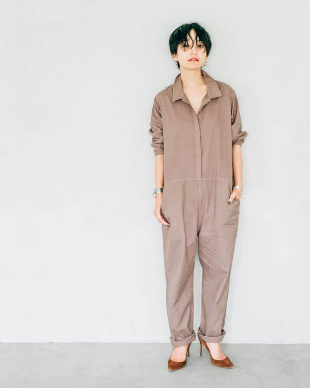 のインスタグラム：「*こちらの商品、在庫が残りわずかとなります。 miyako takayama × oblekt __________________  モデル 高山都さん @miyare38 と oblekt のスペシャルコラボレーション。デザインはもちろん、シルエットや生地・ボタンなど、都さんのセンスとこだわりが詰まった、全5型 11アイテムです。 すでにSold outのアイテムもございますので、お早めにお求めくださいませ。（追加販売は未定となっております） __________________ シャツカラージャンプスーツ （OB19SS-TM-04） トレンドのシャツカラーのジャンプスーツ。極限までディテールをそぎ落とし、衿や前立てのデザインなどはワークテイストを意識。素材はナチュラルなワッシャー感のあるオックス生地で、薄すぎず安心感のある着心地です。無骨なイメージの中にも、程よい緩みのサイズ感や生地の柔らかさが、女性らしさも演出してくれます。 __________________ #oblekt #miyakotakayama #collaboration #jumpsuit #outfit #lifestyle #tokyo #japan」