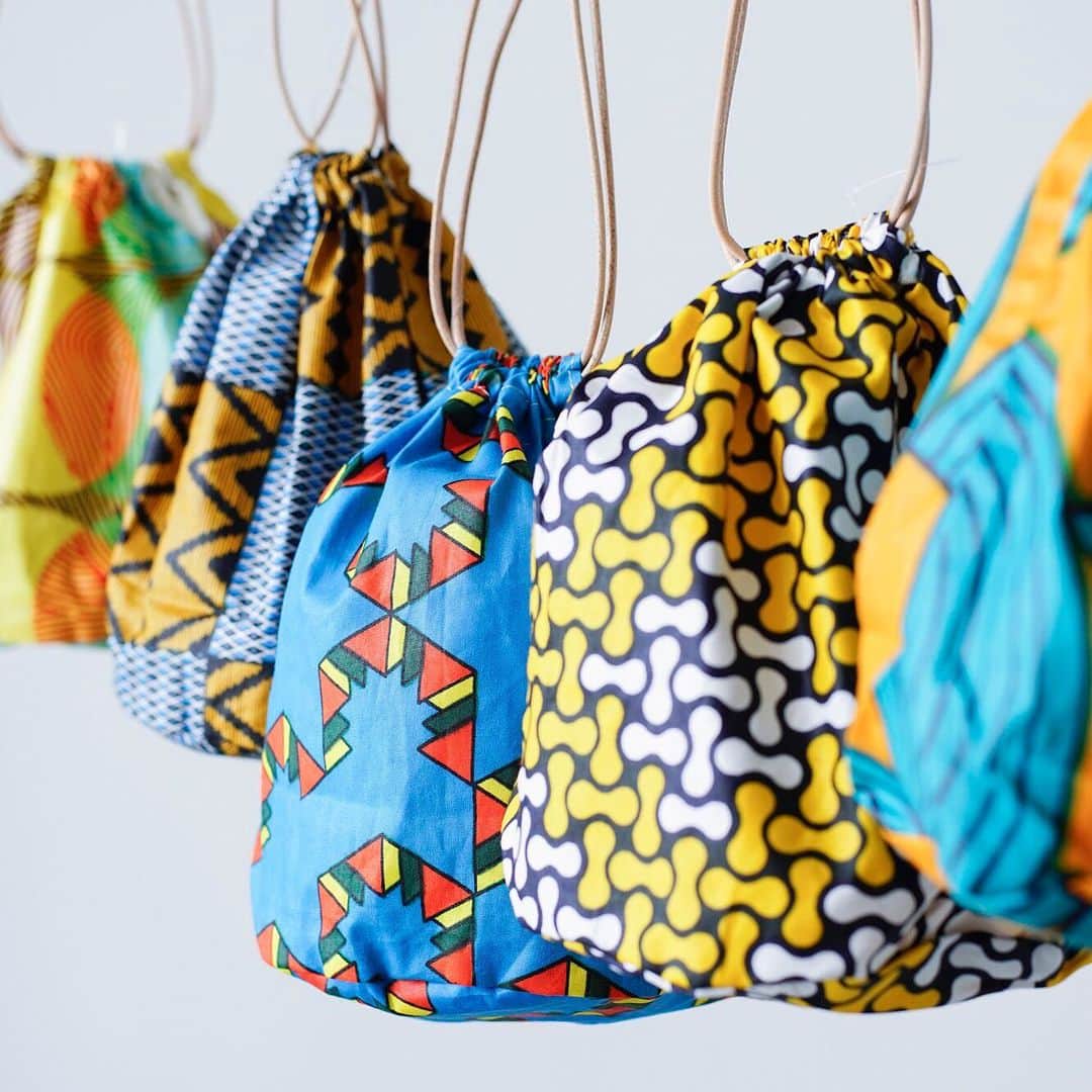 アランチェートさんのインスタグラム写真 - (アランチェートInstagram)「Kanga(カンガ)より、アフリカンバティック巾着バッグのご紹介です。東アフリカでうまれたプリント生地を使用し作られた巾着バッグです。強烈な色使いはモダンで開放的な美しさを漂わせ、ヨーロッパのファッションシーンでも注目されています。お財布や携帯電話など必要最低限の荷物が入る程よいサイズ感ですので、メインバッグとしての使用も可能。また、小物収納を目的としたサブバッグとしての使用もオススメ。カラフルバッグでアクセントを効かせてみてはいかがでしょうか。 . Kanga(カンガ)アフリカンバティック巾着バッグ ka015 . ●画像をタップすると商品ページをご覧いただけます . #aranciato #piudiaranciato #aranciato_code #アランチェート #Kanga #カンガ #巾着バッグ #カラフルバッグ #モダン #modern #アフリカンバティック #travel #旅コーデ #今日の服 #置き画倶楽部 #着画倶楽部」6月21日 19時17分 - aranciatobuyer