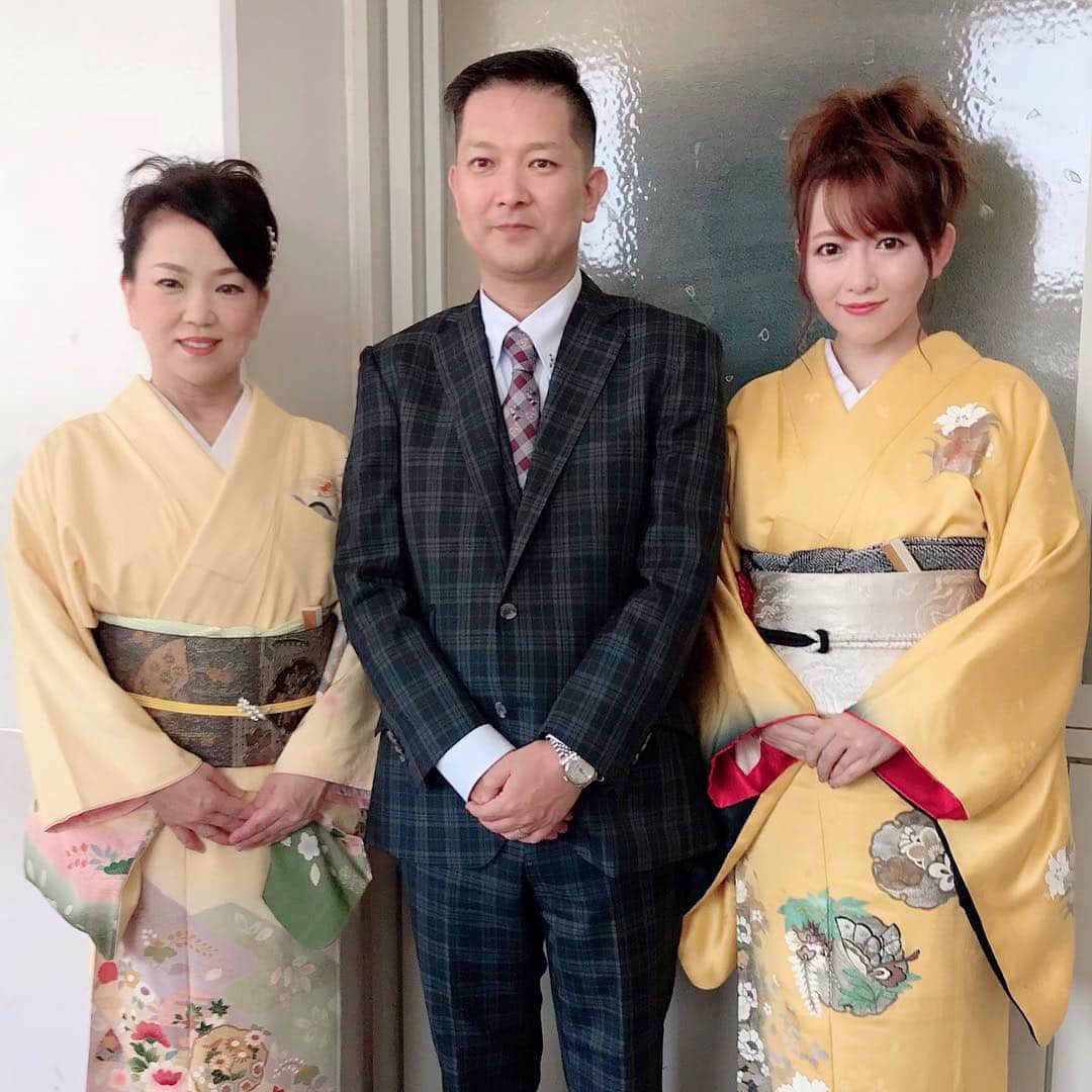 のインスタグラム：「平内精城先生と快聖先生と中学生630人の生徒さんの前で詩吟してきました！！ とっても嬉しかった！！ 2021年和歌山で開催される国民文化祭(高文祭)ではぜひ和歌山代表としてたくさんのメンバーが集まり詩吟してほしいなー♡ 教頭先生と市から戎さんにもサポートいただきました！ ありがとうございました😊 #和歌山 #和歌山市 #詩吟 #中学校 #高文祭 #和歌山代表 #日本一 #黒田節 #着物 #kimono」
