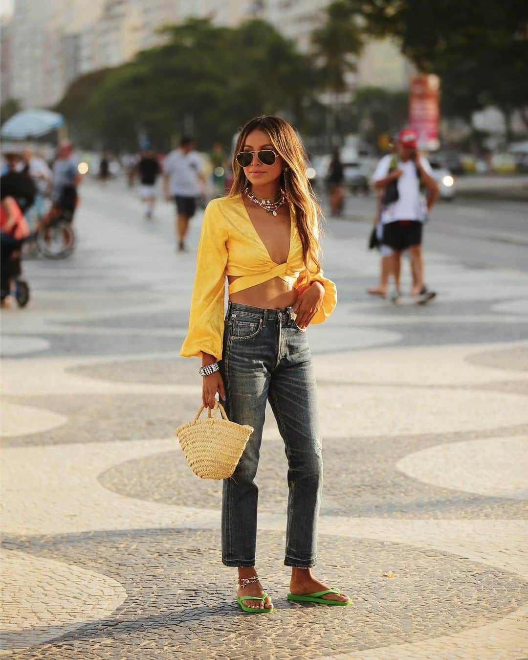 ジュリー・サリニャーナさんのインスタグラム写真 - (ジュリー・サリニャーナInstagram)「Golden hour in Rio only means crop tops (@camilacoelhocollection) x havaianas! • @revolve #revolvearoundtheworld #mycclook 🇧🇷💛」6月21日 19時19分 - sincerelyjules