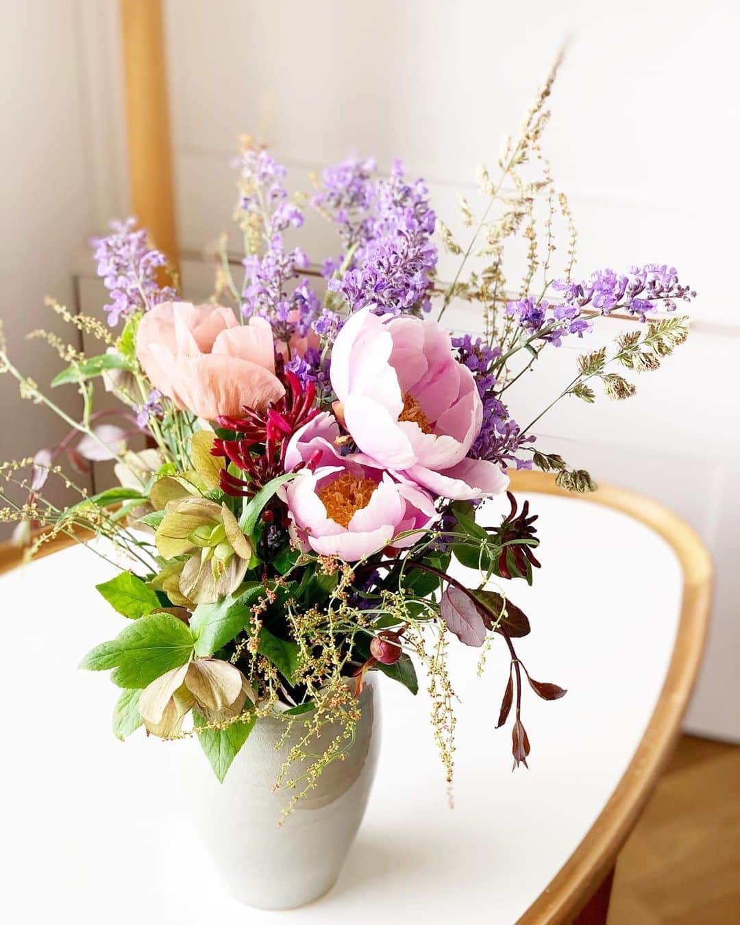 樋口智恵子さんのインスタグラム写真 - (樋口智恵子Instagram)「Campagne chic🌿🌾From my garden🌿🌾 . . . . 昨日HHKでやっていたパリのお花特集を観ていたら、カンパーニュスタイルがとても素敵で...今うちで咲いているお花でできるかも！と朝からお庭に出て早速束ねてみました🌿🌾自然なカーブの草花が、お部屋に優しい雰囲気をプラスしてくれました✨ . . . . #flowers #campagnechic #campagne #farmhouse #hokkaido #北海道 #finnjuhl #countryside #peony #christmasrose」6月21日 10時27分 - chieko_higuchi