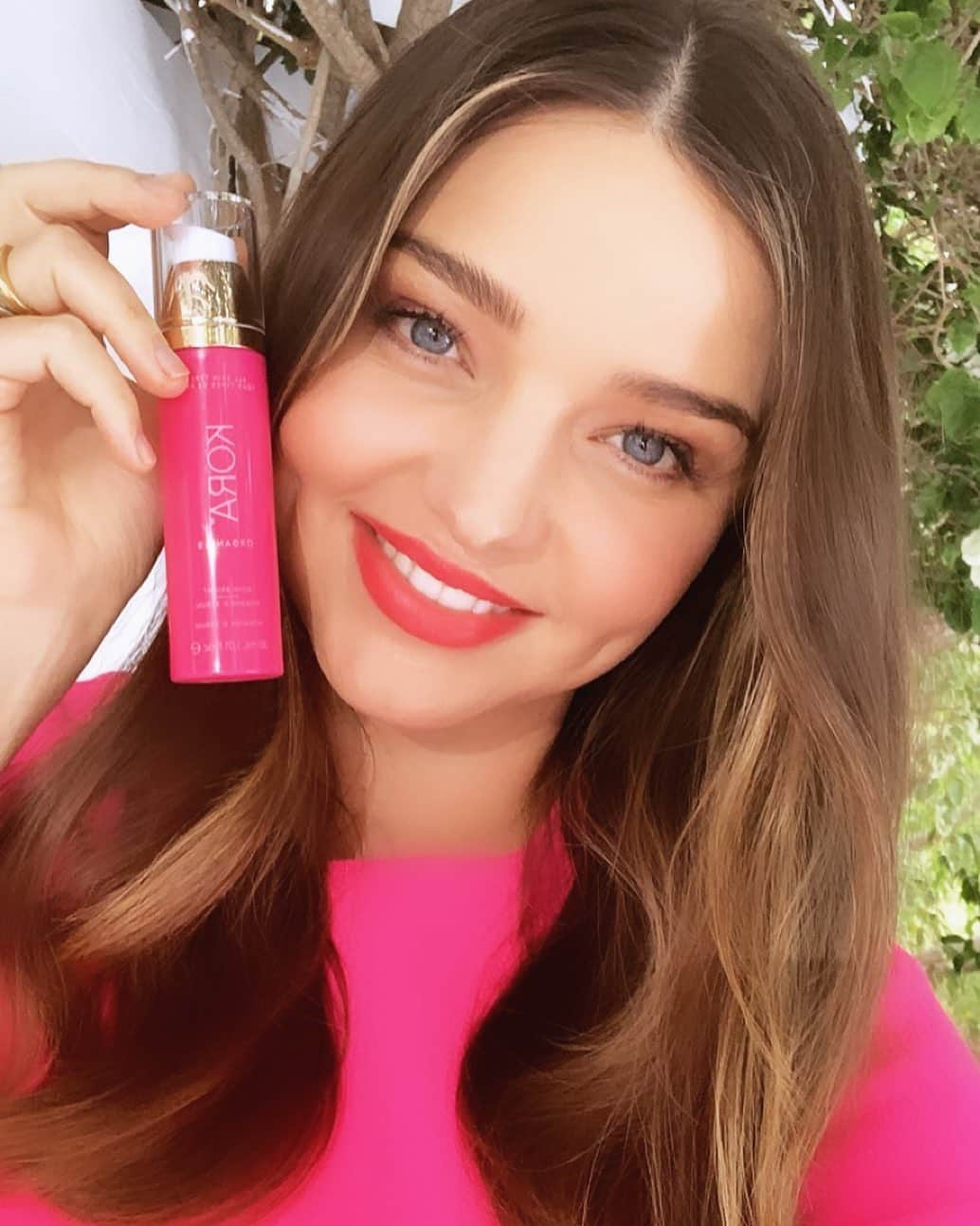 ミランダ・カーさんのインスタグラム写真 - (ミランダ・カーInstagram)「Celebrating the launch of our new @koraorganics #NoniBright Vitamin C Serum 💖 #glowbright」6月21日 10時22分 - mirandakerr