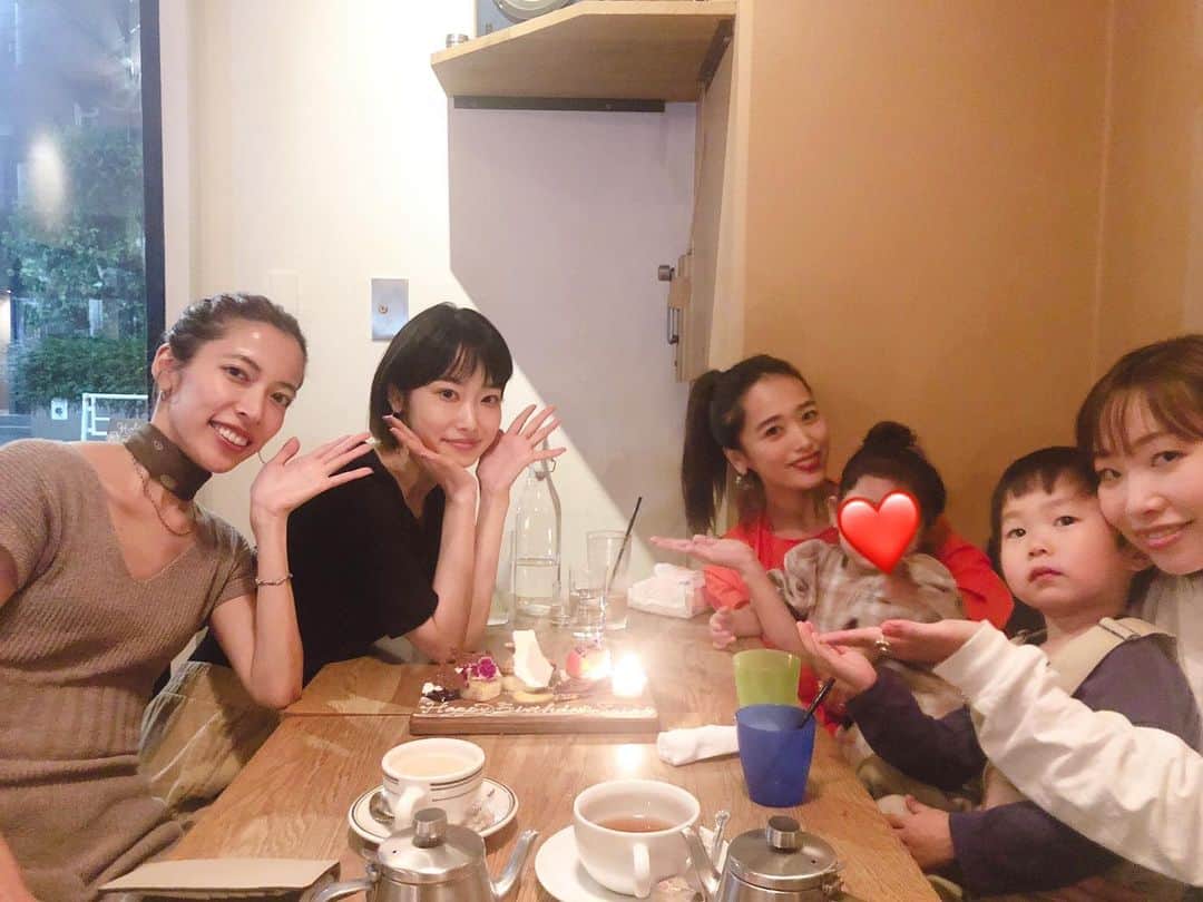 のインスタグラム：「おはようございます🌞❤️ この前久々に揃った4人☺️ 菜香のお誕生日会をしました💗 6年前は遊園地とか行ってたのに 落ち着いたなぁ。。笑🎢 なぎくんとお泊り楽しかったね👧👦 もうすぐ旅行楽しみだーーー🚗 今日もお仕事頑張りましょう😘  #十愛となぎ #強め女子と控えめ男子」