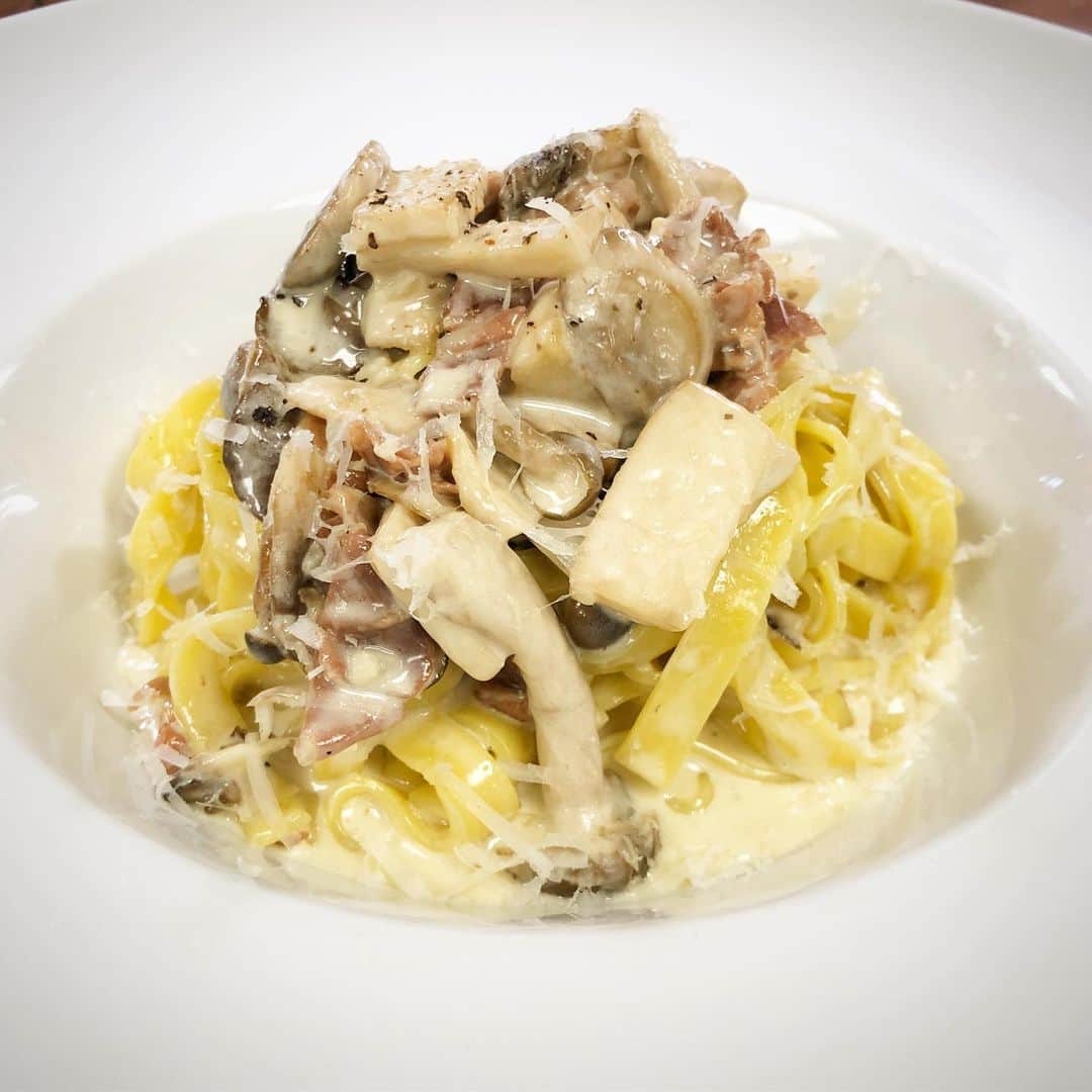Arancino Di Mareのインスタグラム：「Wishing you could smell the deliciousness!  Now available for lunch & dinner is our Tagliatelle Prosciutto e Funghi - fresh tagliatelle, prosciutto, mixed mushrooms, creamy alfredo sauce!  #arancinodimare #arancinobeachwalk #arancino #italian #restaurant #tagliatelle #waikiki #hawaii #foodie #prosicutto #creamy #mushrooms #pasta #italiano #honolulu #おいしい #アランチーノ#アランチーノディマーレ #イタリアン #ワイキキ #パスタ #ホノルルマラソン #ハワイ #111hawaiiaward #haleainaawards #thefeedfeed #honolulumagazine #hawaiisbestkitchens #frolichawaii #oahu」