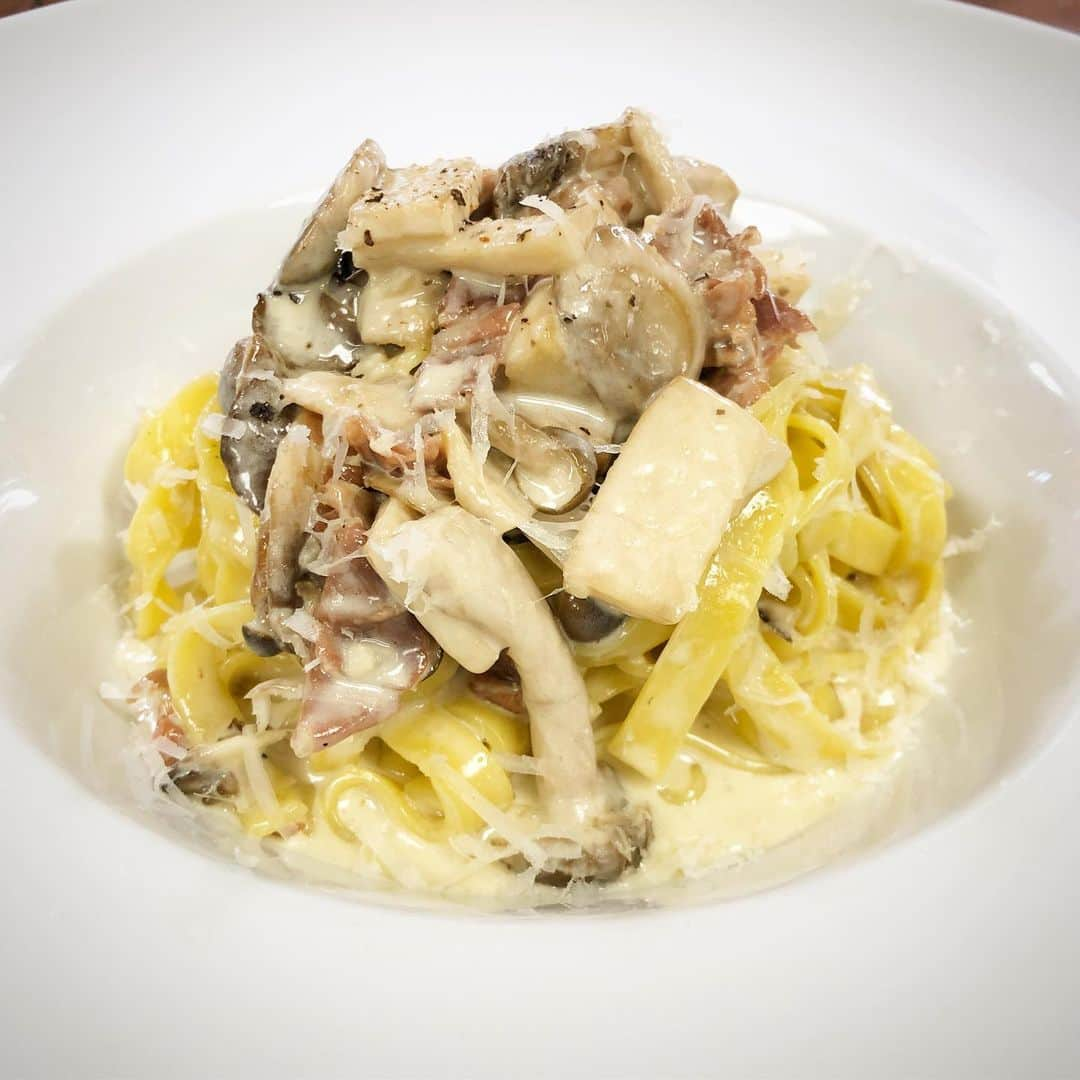 Arancino Di Mareさんのインスタグラム写真 - (Arancino Di MareInstagram)「Wishing you could smell the deliciousness!  Now available for lunch & dinner is our Tagliatelle Prosciutto e Funghi - fresh tagliatelle, prosciutto, mixed mushrooms, creamy alfredo sauce!  #arancinodimare #arancinobeachwalk #arancino #italian #restaurant #tagliatelle #waikiki #hawaii #foodie #prosicutto #creamy #mushrooms #pasta #italiano #honolulu #おいしい #アランチーノ#アランチーノディマーレ #イタリアン #ワイキキ #パスタ #ホノルルマラソン #ハワイ #111hawaiiaward #haleainaawards #thefeedfeed #honolulumagazine #hawaiisbestkitchens #frolichawaii #oahu」6月21日 10時32分 - arancinodimare