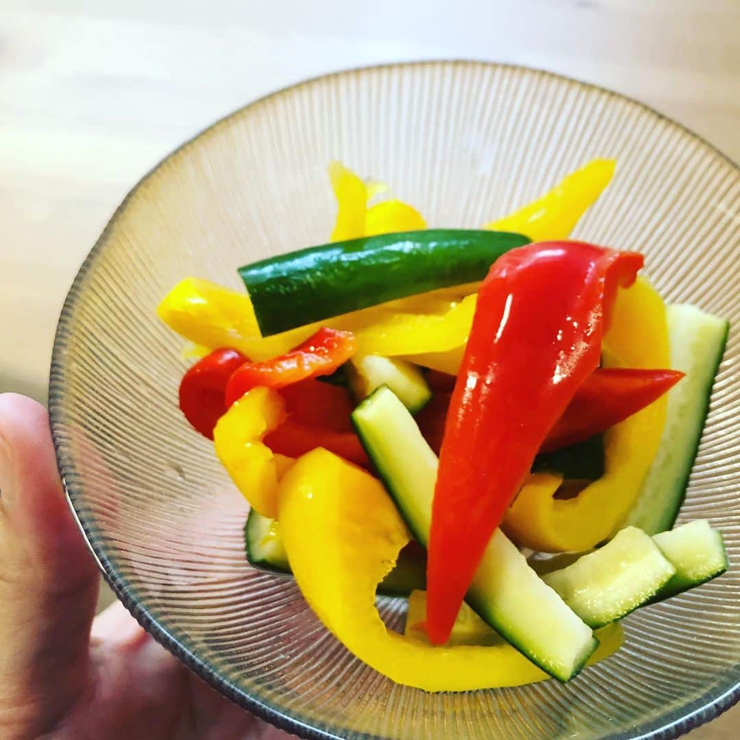 武田訓佳さんのインスタグラム写真 - (武田訓佳Instagram)「ぴくるす ・ ・ 赤と黄色のパプリカ きゅうり べんりで酢(やさしいお酢・かんたん酢etc.なんでも) たけだ家は米酢を1：1で。 胡椒  5粒 ローリエ  1枚 ・ 一瞬で食べ切っちゃう 塩でもんだりとかしない 切って、漬けるだけ ・ 幸せポリポリ❤️ ・ ・ #夏 #定番 #ごはんや訓佳 #ピクルス #きゅうり #パプリカ #いつもタルタル作ろうと試みるけど #作る前になくなっちゃう #たけだの悩み #🐷」6月21日 10時35分 - kunika0117