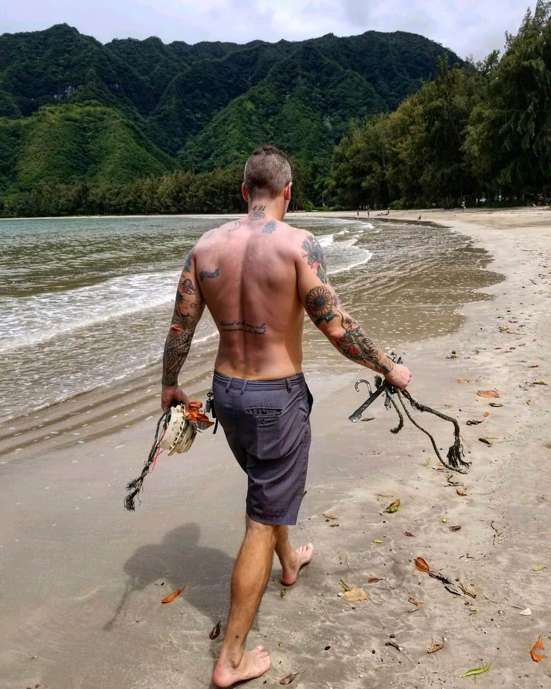 ザッキー・ヴェンジェンスさんのインスタグラム写真 - (ザッキー・ヴェンジェンスInstagram)「Seeing the world 🌎through plastic. ♻️ #letsmakeadifference #beachcleanup #marinedebris #oahu #luckywelivehi #tattoos #noshirt #framewithinaframe #depthoffield #photography #fitness #noshoes #kailuamakaifest」6月21日 10時37分 - zacharymerrick