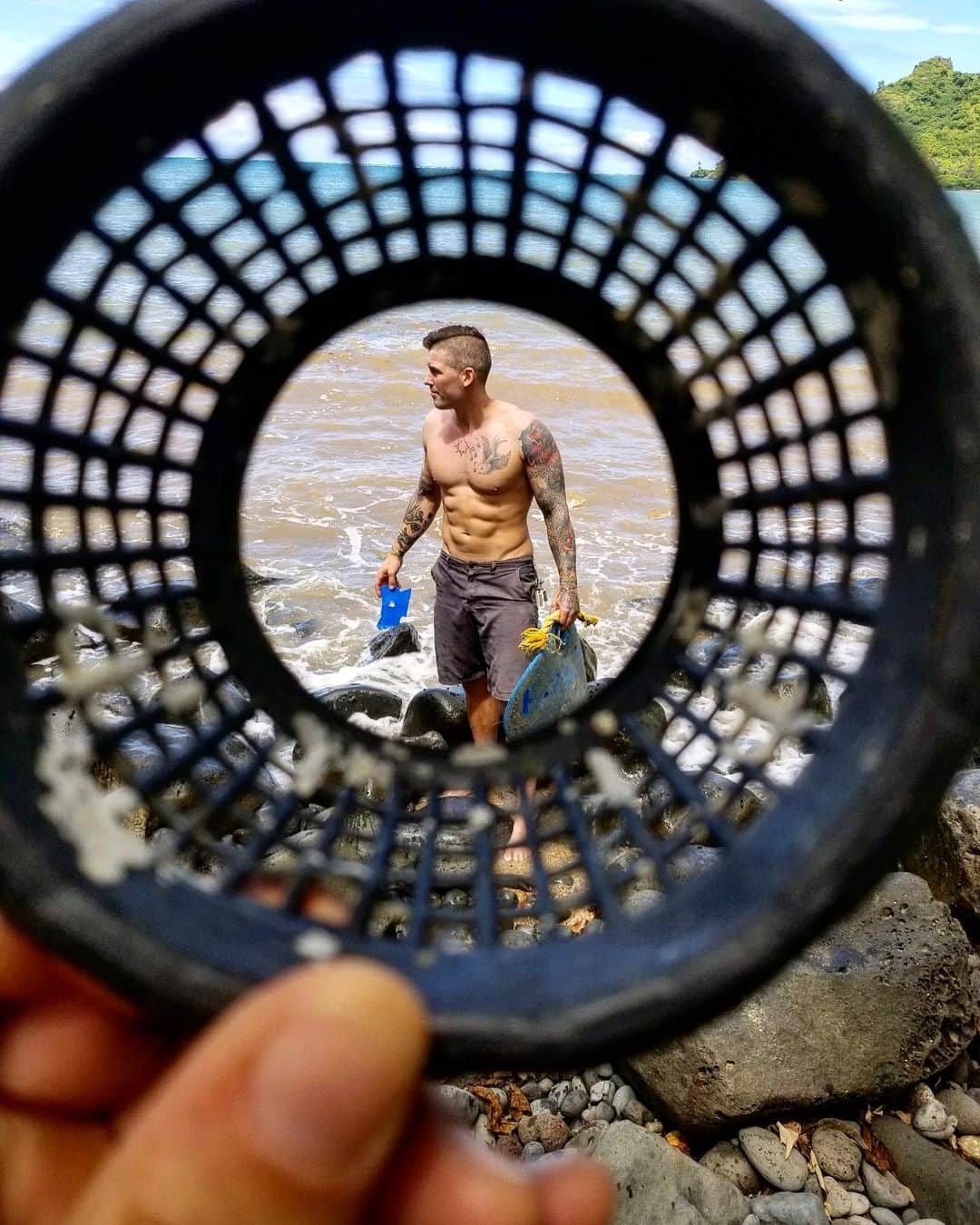 ザッキー・ヴェンジェンスのインスタグラム：「Seeing the world 🌎through plastic. ♻️ #letsmakeadifference #beachcleanup #marinedebris #oahu #luckywelivehi #tattoos #noshirt #framewithinaframe #depthoffield #photography #fitness #noshoes #kailuamakaifest」