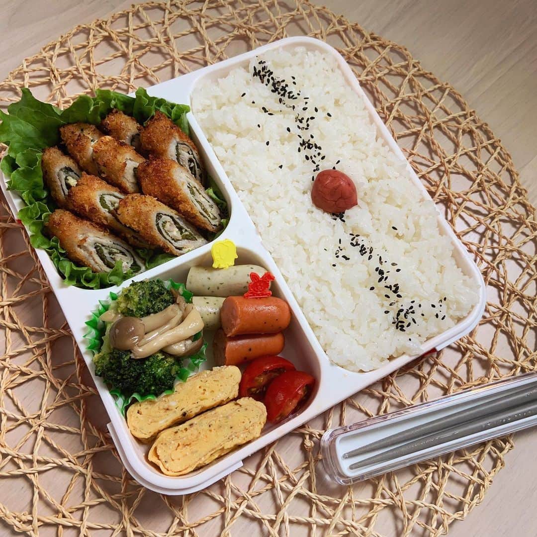 本田しおりのインスタグラム：「#今日のお弁当  #大葉マヨネーズ巻き揚げ #しめじとブロッコリーのソテー  #明太子クリームチーズ卵 #ピリ辛チョリソー#レモン&バジルウインナー  #お弁当 #本田弁当 #旦那さん弁当 #神ちゃん弁当  #神弁」