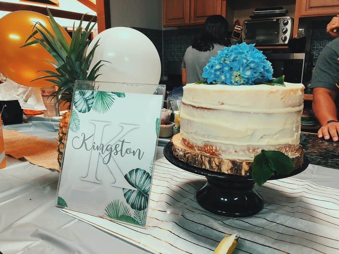 アレクサ・ヴェガさんのインスタグラム写真 - (アレクサ・ヴェガInstagram)「Man oh man! I love our familia!!! Out of nowhere these amazing beautiful people threw us a surprise baby shower for Kingston! Our hearts felt so full! 😭😭😭😭😍😍😍😍😍 I’m too emotional for all this love!!! We are so blessed to get to do life with you!!! HUGE thank you to @acriste2.0 for making it all happen and to @tammilyn07 for inviting all of us crazy people into your home 🤪. (Ps... Davin kept teasing Amanda about her “rustic” cake. He thinks she just ran out of frosting. 😂😂😂. It was delicious by the way!) #ohana」6月21日 10時41分 - vegaalexa