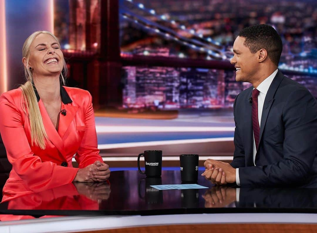 リンゼイ・ボンさんのインスタグラム写真 - (リンゼイ・ボンInstagram)「You know he’s funny when you ugly laugh 🤣 thanks for having me @trevornoah 🙏🏻watch tonight on @thedailyshow @comedycentral 11pm est」6月21日 10時42分 - lindseyvonn