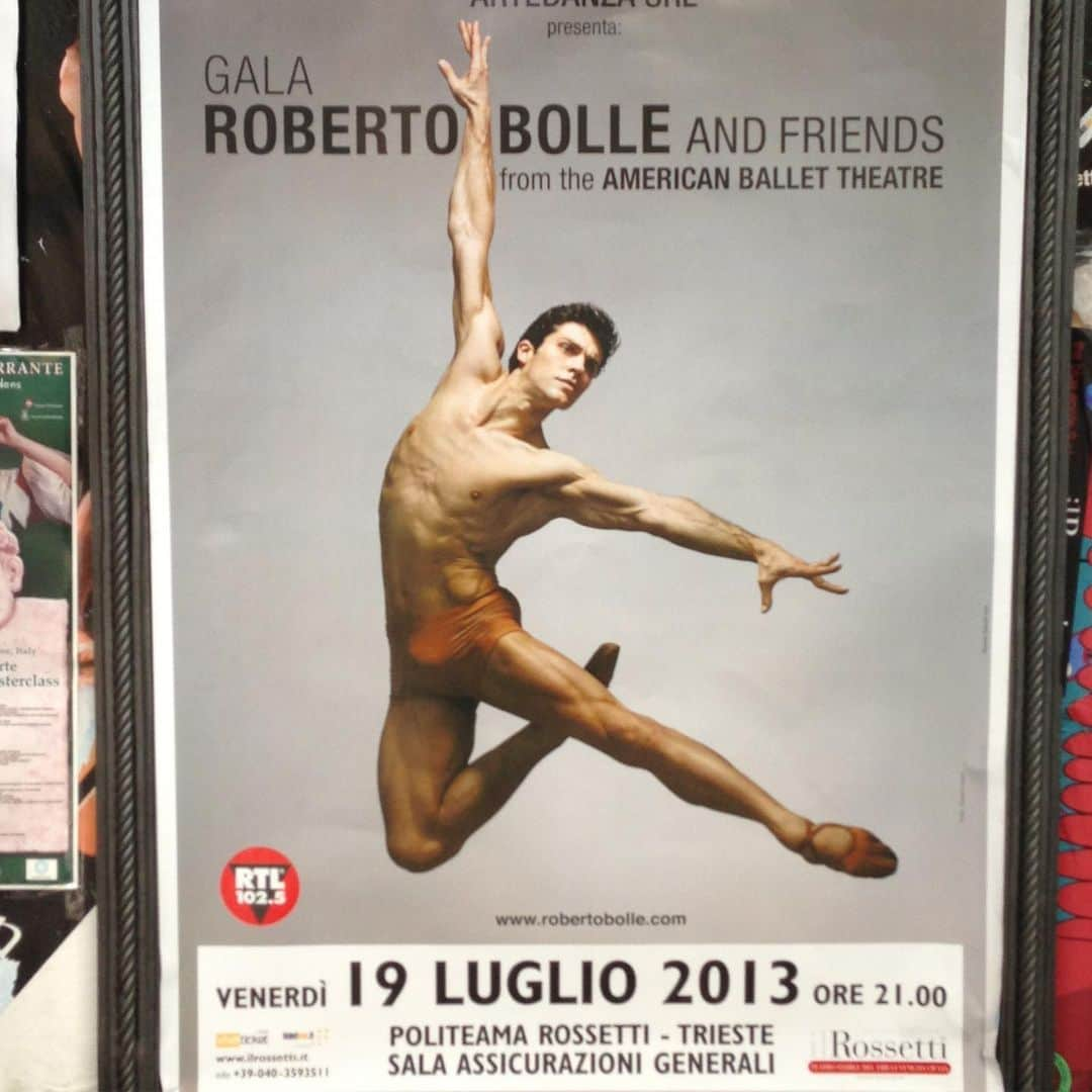 加治屋百合子さんのインスタグラム写真 - (加治屋百合子Instagram)「Tonight @robertobolle has his farewell performance with @abtofficial. I still remember Roberto amazed everyone with his beauty in his first studio run rehearsal...❤️ Thank you for inspiring all of us! Cheers👏🏻🥂🍾 📸from Roberto Belle and friends from American Ballet Theatre performances in Italy🇮🇹 今晩はロベルト・ボッレのABT最終公演。今でもロベルトが初めてABTとリハーサルをした時に、ダンサー皆んなが彼の踊りの美しさに心を奪われたのを覚えています😆 沢山の感動をありがとう❤️🍾🥂 写真はイタリアで行われたロベルト・ボッレ&ABTのお友だちガラ公演より🇮🇹 #congratulations #farewell #inspiration #balletdancer #superman #superstar」6月21日 10時43分 - yuriko_kajiya