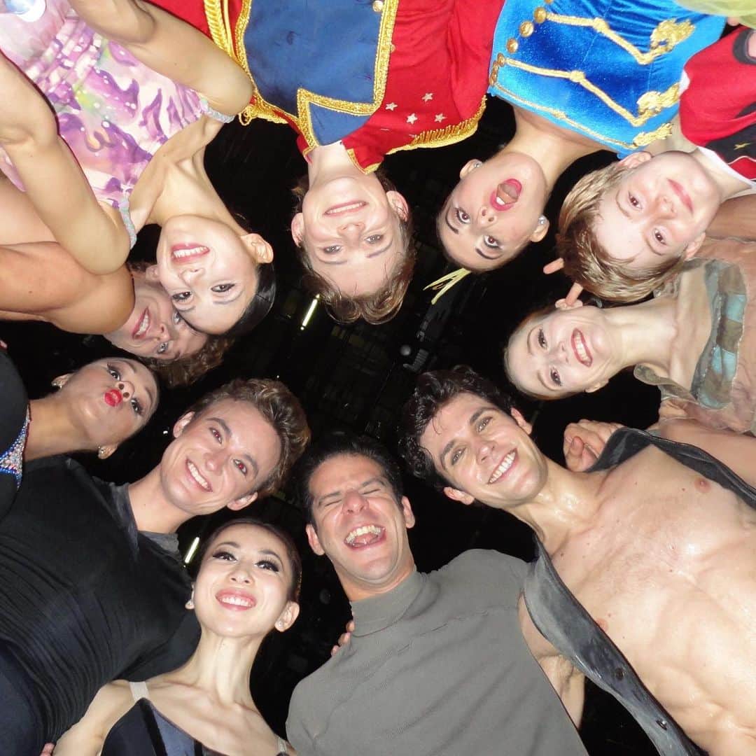 のインスタグラム：「Tonight @robertobolle has his farewell performance with @abtofficial. I still remember Roberto amazed everyone with his beauty in his first studio run rehearsal...❤️ Thank you for inspiring all of us! Cheers👏🏻🥂🍾 📸from Roberto Belle and friends from American Ballet Theatre performances in Italy🇮🇹 今晩はロベルト・ボッレのABT最終公演。今でもロベルトが初めてABTとリハーサルをした時に、ダンサー皆んなが彼の踊りの美しさに心を奪われたのを覚えています😆 沢山の感動をありがとう❤️🍾🥂 写真はイタリアで行われたロベルト・ボッレ&ABTのお友だちガラ公演より🇮🇹 #congratulations #farewell #inspiration #balletdancer #superman #superstar」