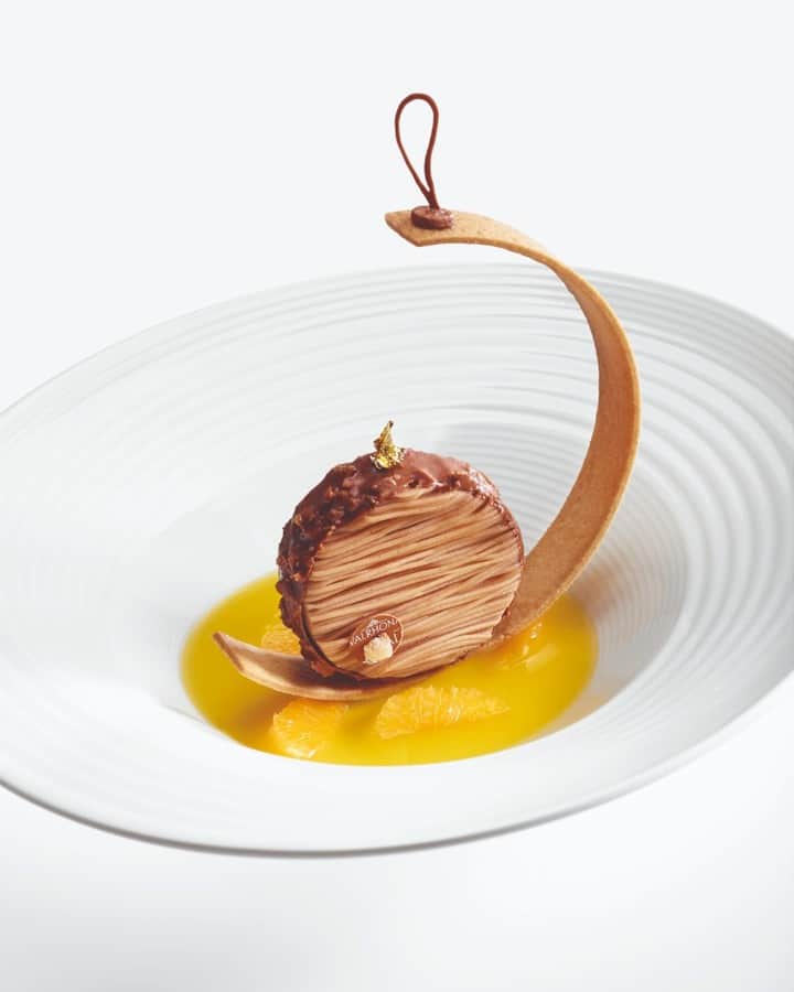 のインスタグラム：「バイベ・ラクテ 46% を使ったレシピ「MOON」＠ecolevalrhona 。ヴァローナC3（シーキューブ）コンクール、第1次エントリーは6/30締め切り！www.valrhona.co.jp/about/c3-competition/　@valrhonac3 #valrhona #valrhonachocolate  #ヴァローナ #エコールヴァローナ東京」