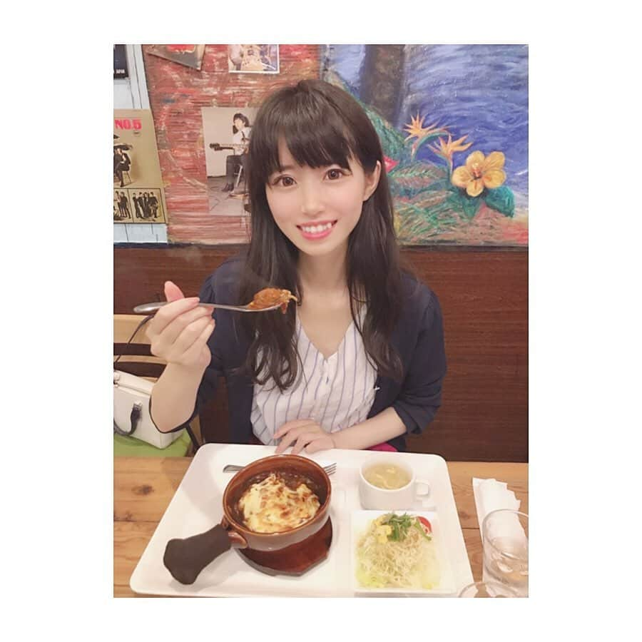 川子芹菜さんのインスタグラム写真 - (川子芹菜Instagram)「. . 昨日はお花茶屋駅にある焼きチーズハンバーグが有名なお店に行ってきました🥰 . お肉大好きハンバーグ大好きチーズ大好き⍤⃝♡\♥︎/ . . スワイプしてね▷▶︎▷▶︎ 本当にね、ジューシーで噛んだ瞬間肉汁が溢れてきてずっと食べてたいくらい美味しかった😭💓💓 しっかり肉感もあって、ボリューミーだから満足感🙆🏻👌✨ . そしてバタートーストがまた合うのよ！ 私は絶対ライスよりトースト派ですね！！ 合わないわけがない🥰🥰🥰 . . チーズもとろ〜っとして、ハンバーグの味を邪魔せず引き立ててくれるから重く感じることはありませんでした🌟 チーズのあの香ばしい香りがまた食欲を引き立たせてくれるよね🤤 . . あぁぁ！ 書いてたらまた食べたくなった💦笑 食後は最近ハマってるキャラメルラテを☕💭 . . 店内もレトロな雰囲気で静かでゆったり過ごせました😌 私お店選びで割と重視してるのが、うるさくないかなんだよね🙉 静かなお店でゆったり過ごすのが好き💓💓 . . またお花茶屋行く時は絶対寄っていこう😌🌸 . . . #お花茶屋カフェ #カフェダイニング #焼きチーズハンバーグ #お花茶屋グルメ #お花茶屋レストラン #CafeDining #カフェダイニング翔 #pr #コラボベース」6月21日 11時01分 - kawakoserina