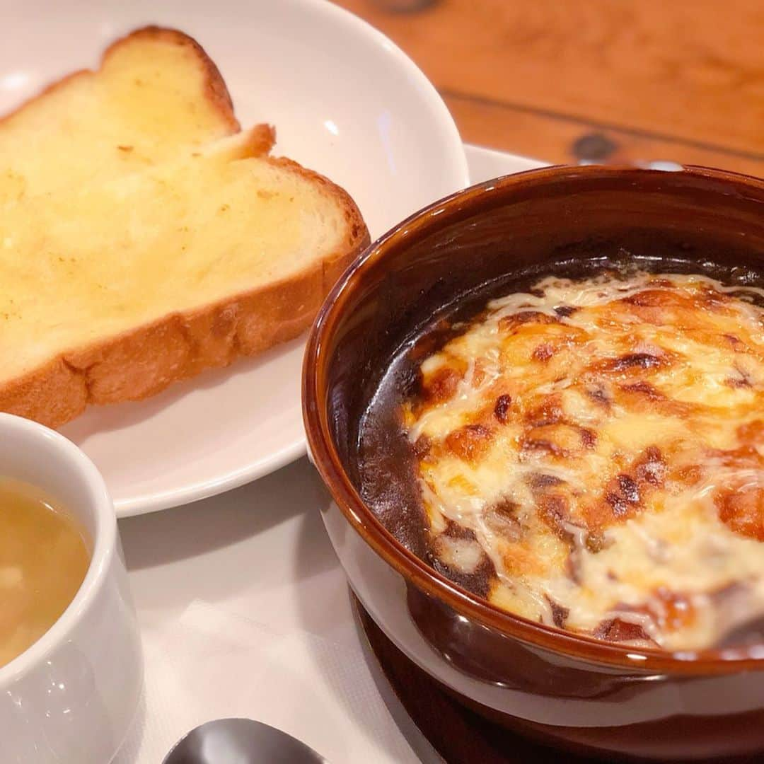 川子芹菜さんのインスタグラム写真 - (川子芹菜Instagram)「. . 昨日はお花茶屋駅にある焼きチーズハンバーグが有名なお店に行ってきました🥰 . お肉大好きハンバーグ大好きチーズ大好き⍤⃝♡\♥︎/ . . スワイプしてね▷▶︎▷▶︎ 本当にね、ジューシーで噛んだ瞬間肉汁が溢れてきてずっと食べてたいくらい美味しかった😭💓💓 しっかり肉感もあって、ボリューミーだから満足感🙆🏻👌✨ . そしてバタートーストがまた合うのよ！ 私は絶対ライスよりトースト派ですね！！ 合わないわけがない🥰🥰🥰 . . チーズもとろ〜っとして、ハンバーグの味を邪魔せず引き立ててくれるから重く感じることはありませんでした🌟 チーズのあの香ばしい香りがまた食欲を引き立たせてくれるよね🤤 . . あぁぁ！ 書いてたらまた食べたくなった💦笑 食後は最近ハマってるキャラメルラテを☕💭 . . 店内もレトロな雰囲気で静かでゆったり過ごせました😌 私お店選びで割と重視してるのが、うるさくないかなんだよね🙉 静かなお店でゆったり過ごすのが好き💓💓 . . またお花茶屋行く時は絶対寄っていこう😌🌸 . . . #お花茶屋カフェ #カフェダイニング #焼きチーズハンバーグ #お花茶屋グルメ #お花茶屋レストラン #CafeDining #カフェダイニング翔 #pr #コラボベース」6月21日 11時01分 - kawakoserina