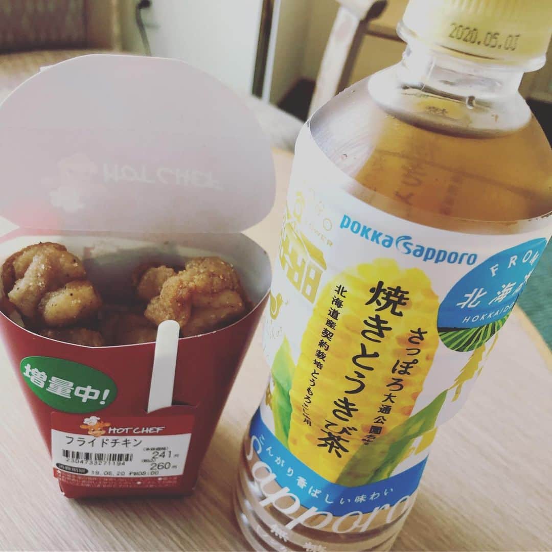 林家あずみさんのインスタグラム写真 - (林家あずみInstagram)「昨日 1泊2日で北海道苫小牧へ行かせていただきました😊小勝師匠、師匠たい平、美るくお姉さんの４人で楽しかったです😆✌️師匠がCMしているセイコーマートでフライドチキン買っておやつに食べました😆✨美味し😍  #北海道苫小牧 #林家あずみ」6月21日 11時11分 - kurohime424