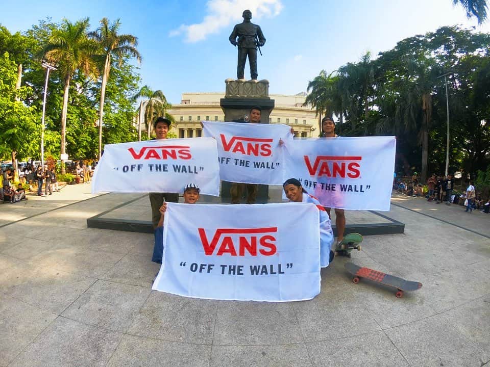 Vans Philippinesさんのインスタグラム写真 - (Vans PhilippinesInstagram)「Today, we celebrate all skateboarders—regular or goofy, beginner or AM, we are one. Keep pushing like it's your first and last time on a board!  HAPPY #GOSKATEBOARDINGDAY! 🏁 🏁 🏁  #VansSkate #GSD2019 #VansPhilippines」6月21日 11時05分 - vansphilippines