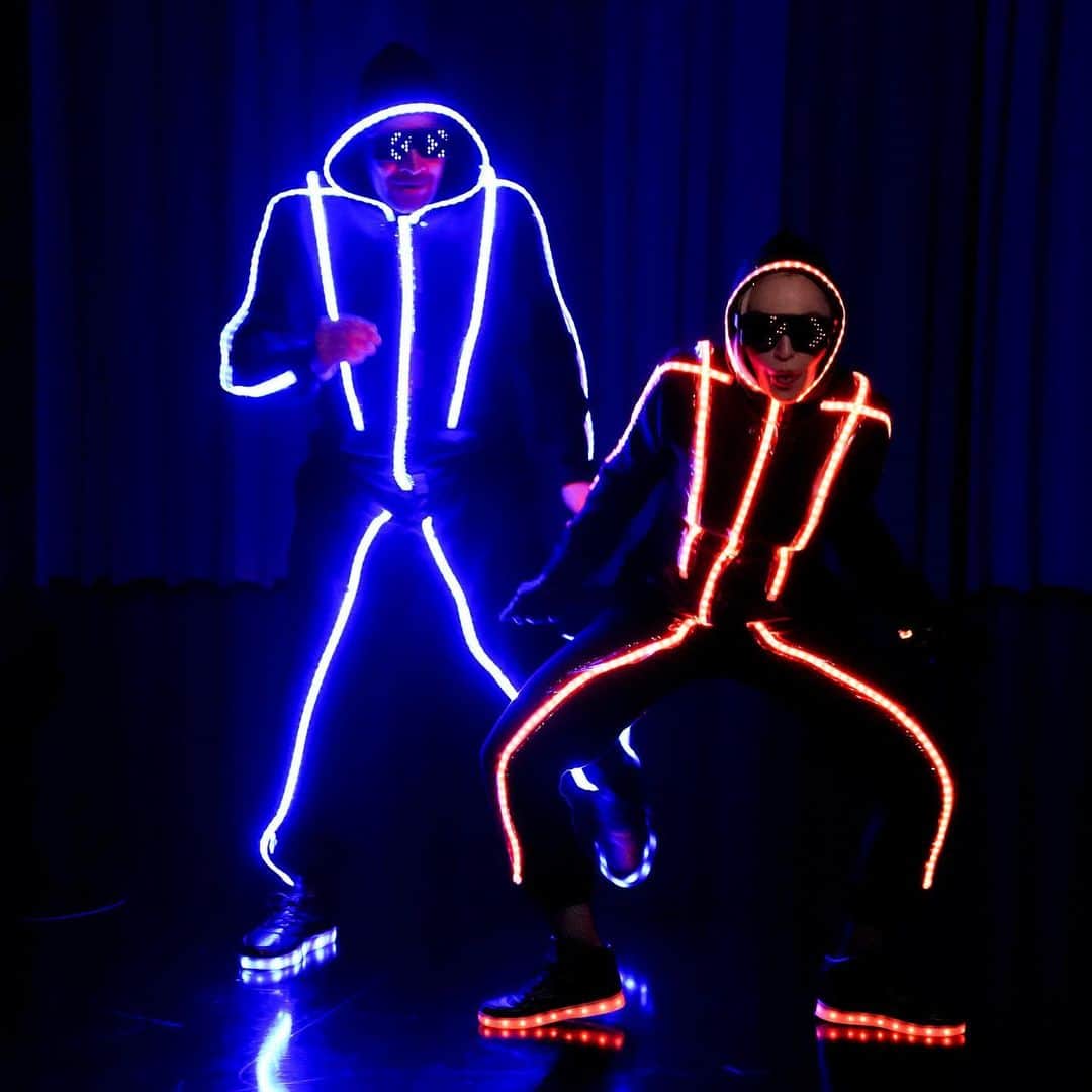 ジミー・ファロンさんのインスタグラム写真 - (ジミー・ファロンInstagram)「Neon Dance Battle w/ @Madonna #FallonTonight」6月21日 11時06分 - jimmyfallon