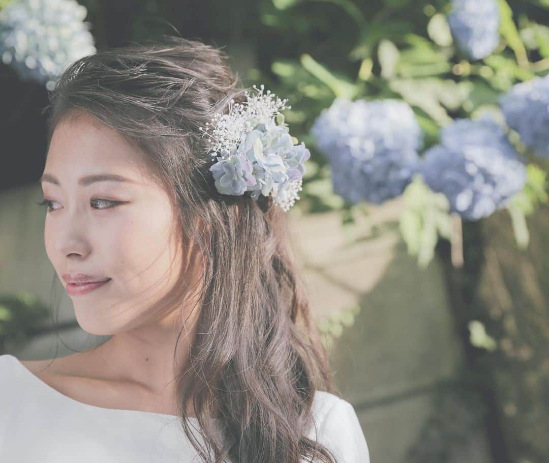CLAIREのインスタグラム：「ヘッドドレスも季節のお花でコーディネート✨ ・ 今の季節なら紫陽花が最高に可愛くて輝いてます。 ・ 何年もたって見返しても、その季節と香りを思い出せるのが、嬉しいですよね♡ ・ @clairebridalstudio」