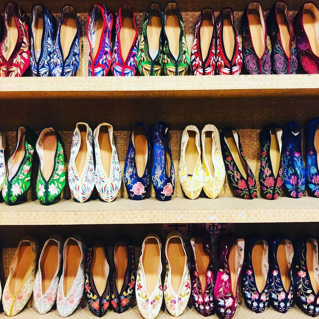 フィガロジャポンさんのインスタグラム写真 - (フィガロジャポンInstagram)「台南で取材した刺繍入りチャイナシューズのお店。柄の種類がとにかく豊富で、よりどりみどり。詳しくは発売したばかりのフィガロジャポン8月号「まだ見ぬ台湾」特集にて！  編集MS  #台湾旅行  #台湾女子旅  #台南旅行  #チャイナシューズ  #カンフーシューズ #刺繍入り #林百貨」6月21日 11時07分 - madamefigarojapon