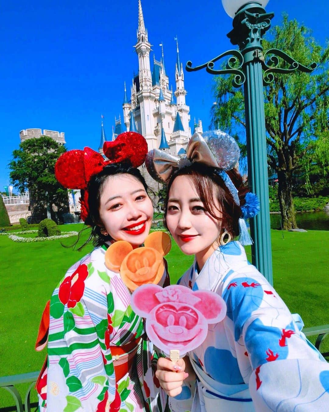 中島奈津希さんのインスタグラム写真 - (中島奈津希Instagram)「🏰❤️👘﻿ ﻿ ﻿ ﻿ ﻿ ﻿ ﻿ これでもかってぐらい﻿ 晴れてくれた日🥺❤️🌞﻿ ﻿ ﻿ ﻿ 暑過ぎるのは嫌だけど、﻿ 晴れはやっぱりテンション上がるよね😍😍﻿ ﻿ 今日インする方も﻿ 1日暑くなりそうだから水分補給しながら﻿ 楽しんでね👌❤️❤️﻿ ﻿ ﻿ ﻿ ﻿ ﻿ ﻿ そんな私は睡眠不足、、🙄﻿ 睡眠って大事だなぁと思う金曜日朝です。笑﻿ ﻿ ☁️☁️☁️☁️☁️☁️☁️☁️☁️☁️☁️☁️☁️☁️☁️☁️﻿ #disneysisters_jp ﻿ #中島姉妹 ﻿ #浴衣ディズニー ﻿ #梨花和服 (@rikawafuku ) #おなつ浴衣」6月21日 11時08分 - nakajima_natsuki