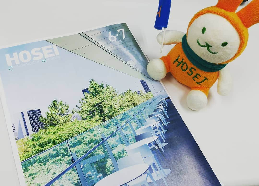 法政大学さんのインスタグラム写真 - (法政大学Instagram)「広報誌「法政」6・7月号の表紙は、市ヶ谷キャンパスの富士見ゲート3階にある「カフェテリア　つどひ」のテラス席。学内でも配布中です。 #法政 #大学 #hosei #university #表紙 #市ヶ谷 #キャンパス #学食 #えこぴょん #magazine #cover #campus #hoseiorange」6月21日 11時08分 - hosei_university