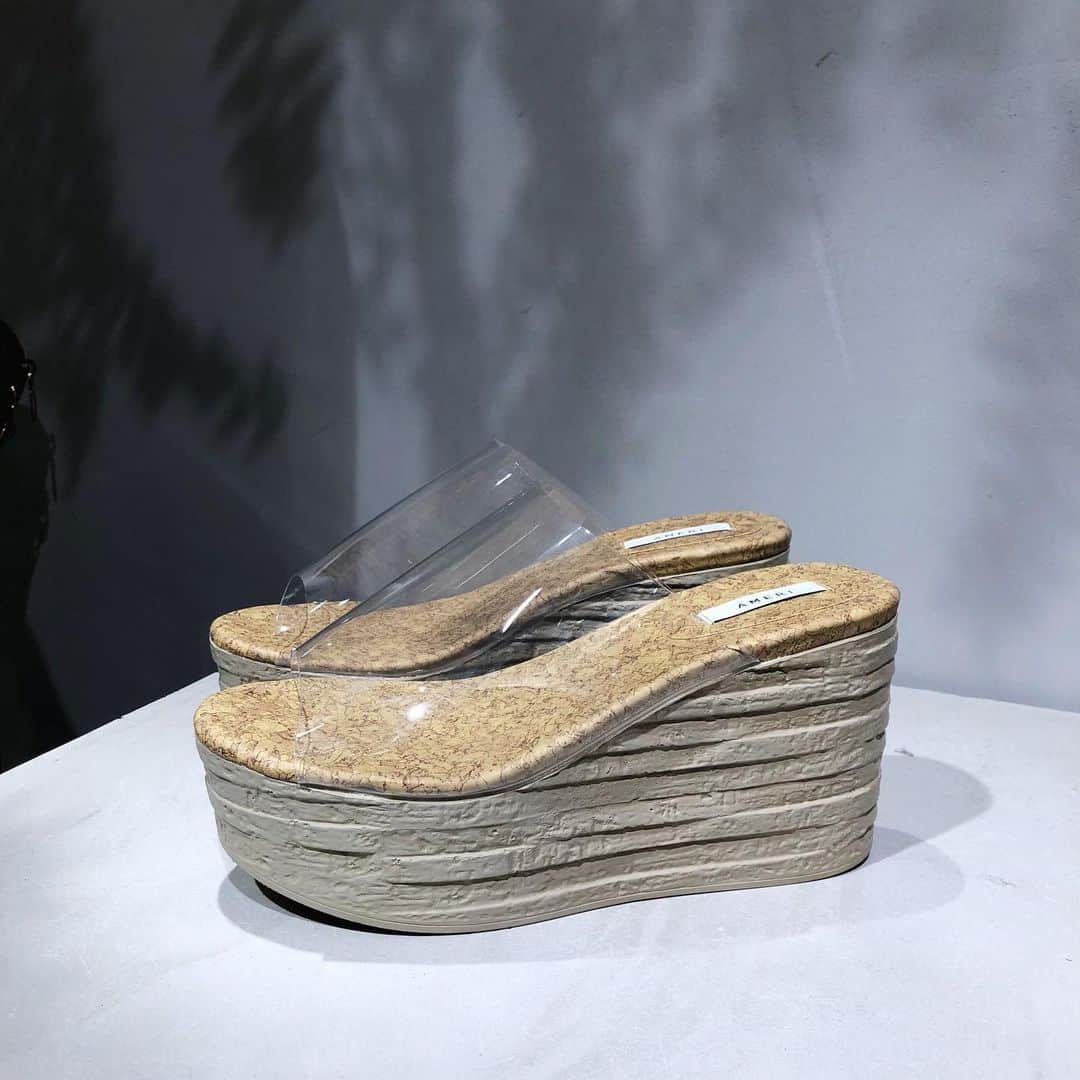 のインスタグラム：「. 【PICKUP ITEM】 . CLEAR WEDGE SOLE SANDAL S / M / L ¥12,900 (+tax) . . とっても軽くて履きやすい 復刻版のクリアサンダル👡 . WEBでは完売しておりますが、 新宿店は全サイズ在庫ございます💕 . 店舗通販も承っておりますので お気軽にお問い合わせくださいませ！ . . #ameri #amerivintage #sandals #clear #summer #fashion #shinjuku #lumine2」