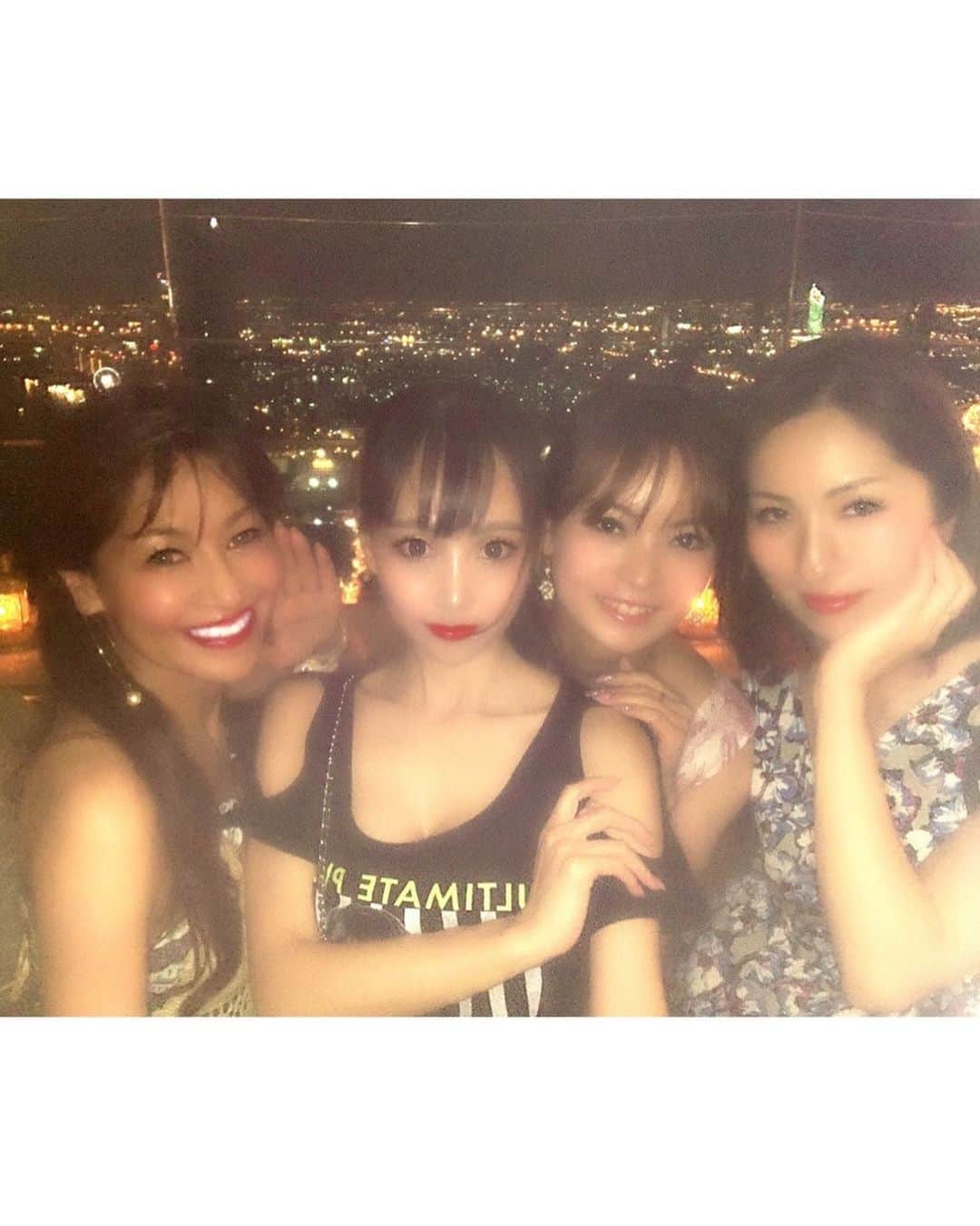 百合華さんのインスタグラム写真 - (百合華Instagram)「バンコクの５つ星ホテル『Lebua』の64階にあるルーフトップレストラン『SIROCCO』で女子会❤️﻿ ﻿ みんな京都在住だけどたまたま別々でバンコクに来ていたから、夜に合流して夜景が綺麗なシロッコで女子会を開いてみました🥰﻿ ﻿ お席に案内していただく前にまずは奥のバーで乾杯🎶🎶﻿ ﻿ #タイ ﻿ #thailand ﻿ #バンコク ﻿ #bangkok ﻿ #シロッコ﻿ #女子会﻿ #ディナータイム﻿ #夜景﻿ #楽しすぎる」6月21日 11時13分 - yurika.lovelily