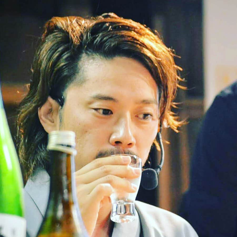 佐野俊輔さんのインスタグラム写真 - (佐野俊輔Instagram)「慎重に…関わった方の想いを噛み締めてグイッと進めよ！！ #俊輔これ使え #ありがとございます #日本酒 #金虎酒造  #悩んだ時は身体を動かす  #佐野俊輔」6月21日 11時14分 - shunsuke_sano_