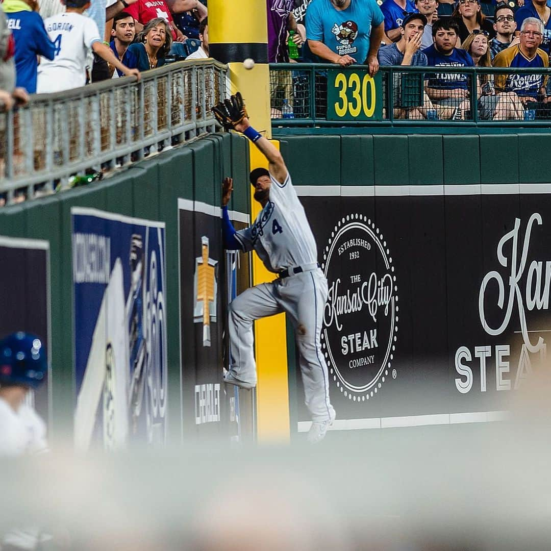 カンザスシティ・ロイヤルズさんのインスタグラム写真 - (カンザスシティ・ロイヤルズInstagram)「Didn't count, but we're just going to pretend it did because...wow. #AlwaysRoyal」6月21日 11時15分 - kcroyals