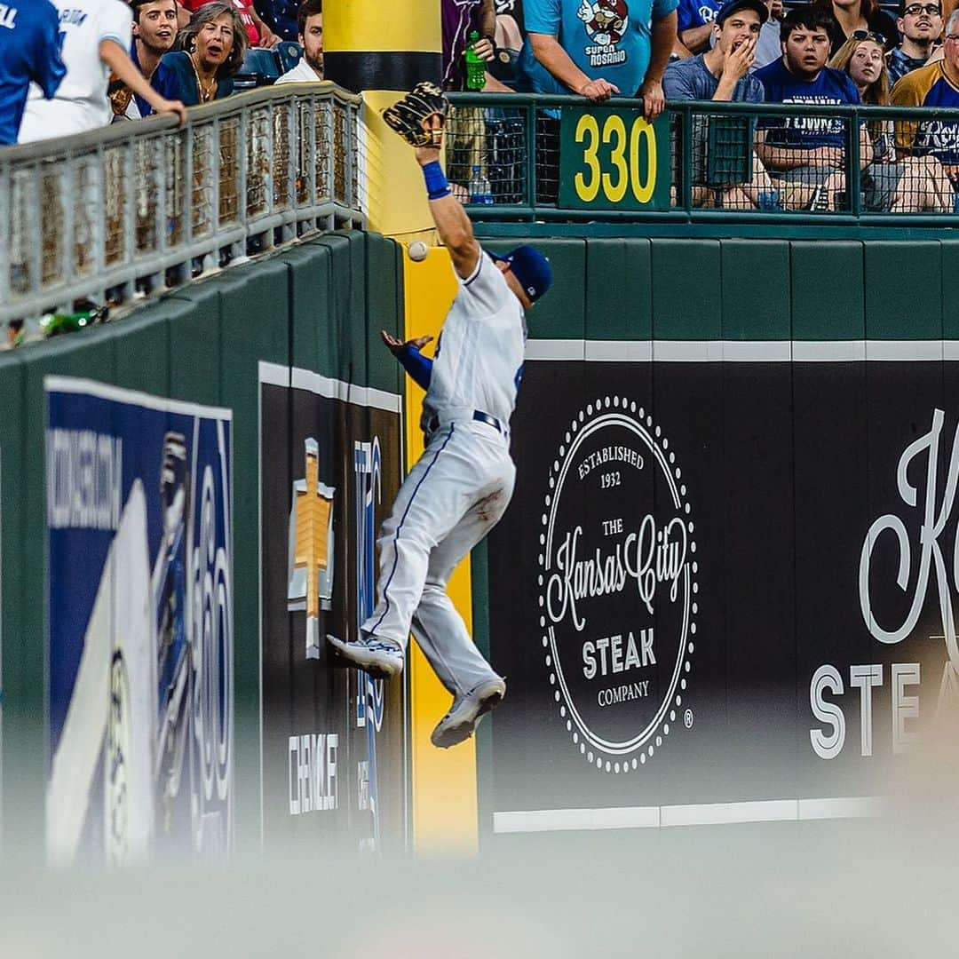 カンザスシティ・ロイヤルズさんのインスタグラム写真 - (カンザスシティ・ロイヤルズInstagram)「Didn't count, but we're just going to pretend it did because...wow. #AlwaysRoyal」6月21日 11時15分 - kcroyals