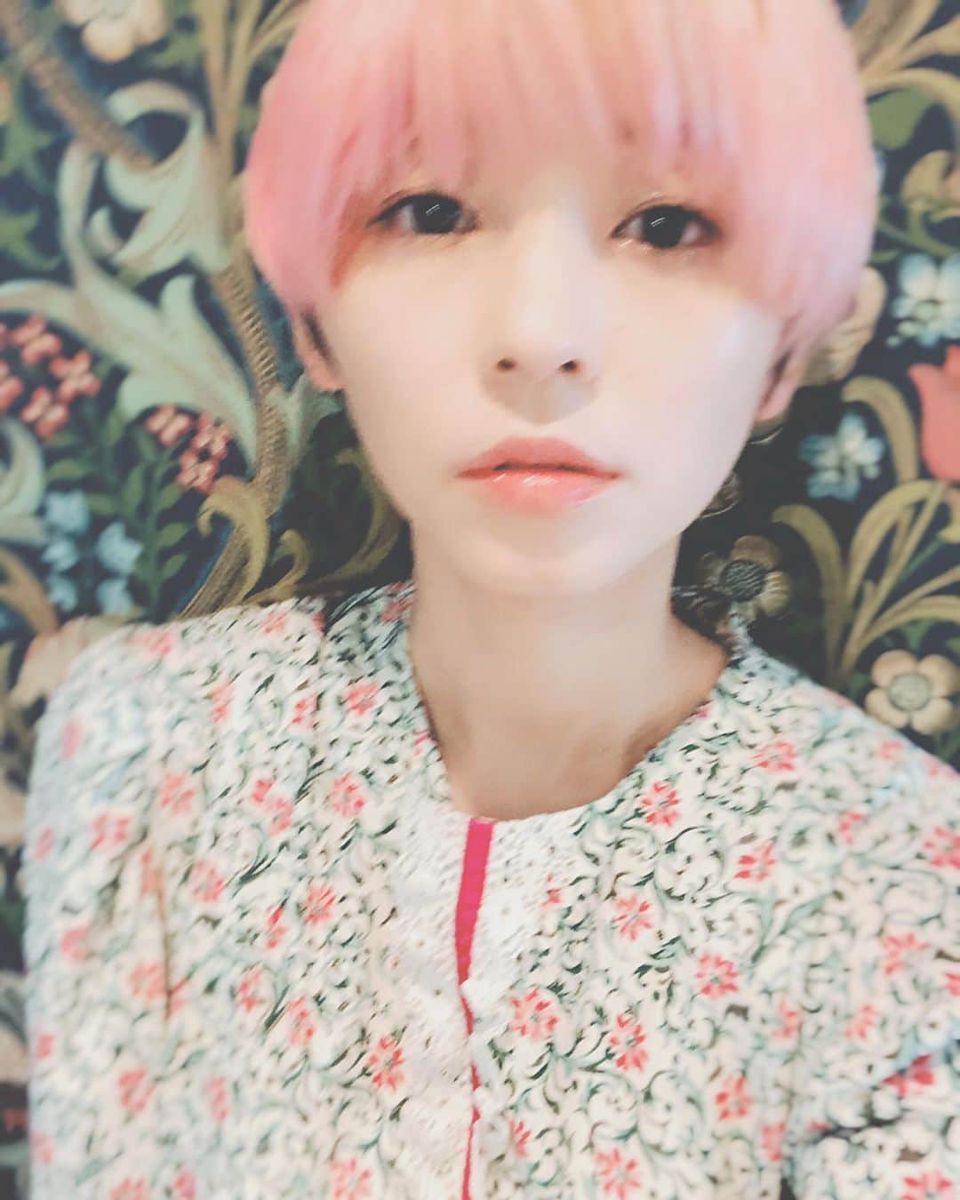サオリリスのインスタグラム：「ママのママによるママのための洋品店mother by kikki 先日無事にオープンしました♡♡♡ ♦︎ 前あきで授乳しやすいとか、妊婦さんも着られるとか、コーディネート悩まないとか、子どもを抱きしめたときに子どもが痛くないとか肌触りがやわらかいとか、子どもにママかわいいって言ってもらえるようなとか、そういうことを考えて選んでます。何点かサイズ小さいのやタイトなのあるけど大体ゆるめで楽ちんです。 ♦︎ https://mother.kawaiishop.jp/ ♦︎ ママの笑顔は子どもの笑顔ってこと、娘が教えてくれたから。 mother by kikki @kikki_kawaiishop ♦︎ #mama #instamama #ママ #女の子ママ #育児 #子育て #ママファッション #instafashion #baby #babygirl #instababy #ig_baby #babyfashion #kids #girl #instakids  #ig_kids #kidsfashion」
