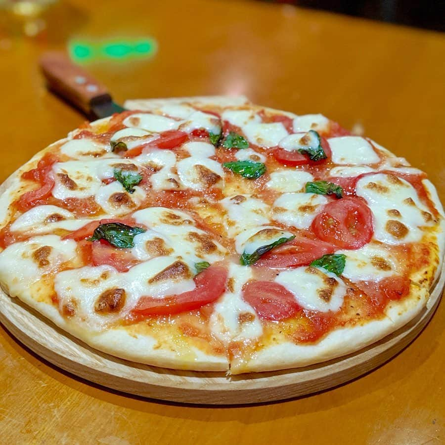 大見さなえさんのインスタグラム写真 - (大見さなえInstagram)「お店の石窯で焼いたマルゲリータ☺️🍕﻿ 大宮『Ｌｉｓｔｉｎｏ』(@listino_omiya )﻿﻿ ﻿﻿ マルゲリータはチーズたっぷりで、﻿ 生地は程よい厚さでカリモチッとした食感😍✨﻿ お酒ともつまみやすい☺️🍷﻿ そして！生地も手作りでバジルも自家製栽培😳🍃 香りがいい(*´꒳`*)﻿ ﻿ ドリンクは飲食店限定 プレミアムビール🍺﻿ "ガージェリー・トゥスリー ウィート"﻿ 飲んだ瞬間のフルーティさと、 あとから爽やかな苦味がくる😋独特なフェノール香🍻﻿ ﻿ 他には生ハムとサラミの盛り合わせ﻿ 海老とアボカドのサラダ﻿ 牛ステーキ、ローストビーフ〜バルサミコソース〜﻿ カルボナーラ、ガトーショコラ(*^^*)🍫﻿ 基本1品ものは1000円以下でリーズナブル☺️🌸﻿ ﻿ 店内は落ち着いた雰囲気で、席数は40席あります♪﻿ 貸切も可能で女子会やパーティ向けのコースが﻿﻿ あるので、宴会や大人数での飲み会にもオススメ☺️💓﻿﻿ ﻿﻿ 今回食べてないけど、ラクレットチーズや﻿ チーズフォンデュも必見🤤🧀﻿ これはインスタ映えもしそう😎💓﻿ ﻿﻿ #リスティーノ #大宮イタリアン #大宮グルメ﻿﻿ #さいたまグルメ #PR #ぐるなび﻿﻿ #貸切 #宴会 #パーティー #めぐログ_大宮﻿﻿ #instagood #マルゲリータ #ピザ #pixelで撮影」6月21日 11時17分 - tabe_megumi