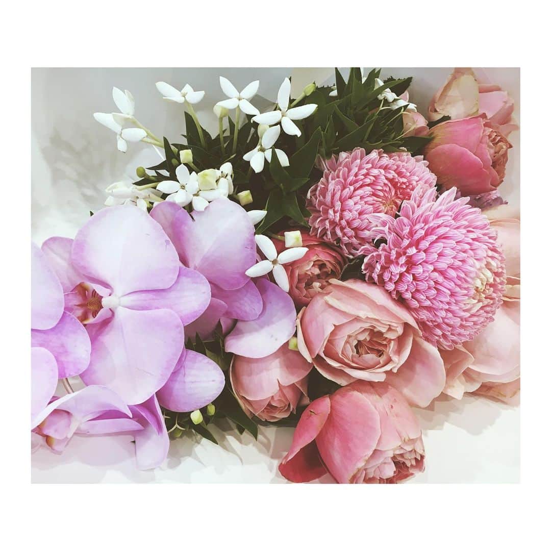 ココリボンさんのインスタグラム写真 - (ココリボンInstagram)「FRIDAY FLORALS 🌸 #beautyinnature #printspiration  #Cocoribbon #bohemeluxe #luxe #luxefabric #silk #timeless #prints #chinoiserie #chinois #fashion #boutique #flowers #florals #shop #flowerpower #pose #roses #flowercrush #orchids #florals #embellishment #pink #beautiful #pretty #chic #purple」6月21日 11時28分 - cocoribbon_official
