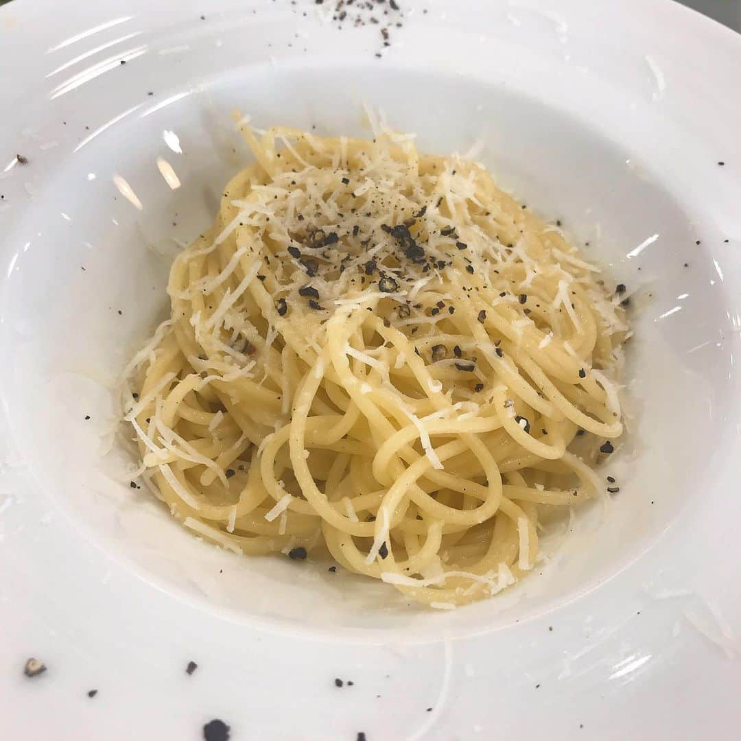 近藤しづかさんのインスタグラム写真 - (近藤しづかInstagram)「“Cacio e pepe” ローマ3大パスタ🍝 ◎カルボナーラ ◎アマトリチャーナ ◎カーチョエペペ 本来は太いトンナレッリというスパゲッティで作りますが、ないので普通のスパゲッティで♪ 胡椒とチーズのごまかしのきかない料理なので、簡単に見えて奥の深い一品 . ローマで食べたのも美味しかったけど (あれ、これカルボナーラの写真?) これはこれで胡椒がピリッと効いていて いい感じ😋 . #cacioepepe #pasta #roma #tonnarelli  #everydaypasta #Italian #rome  #cookingathome #healthy #easy #カーチョエペペ #ローマ #パスタ #名物 #トンナレッリ」6月21日 11時22分 - shizuka_kondo