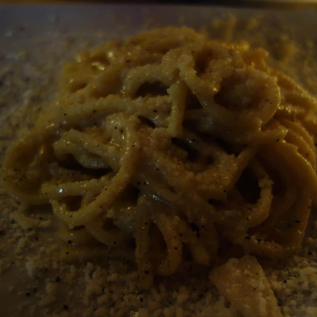 近藤しづかさんのインスタグラム写真 - (近藤しづかInstagram)「“Cacio e pepe” ローマ3大パスタ🍝 ◎カルボナーラ ◎アマトリチャーナ ◎カーチョエペペ 本来は太いトンナレッリというスパゲッティで作りますが、ないので普通のスパゲッティで♪ 胡椒とチーズのごまかしのきかない料理なので、簡単に見えて奥の深い一品 . ローマで食べたのも美味しかったけど (あれ、これカルボナーラの写真?) これはこれで胡椒がピリッと効いていて いい感じ😋 . #cacioepepe #pasta #roma #tonnarelli  #everydaypasta #Italian #rome  #cookingathome #healthy #easy #カーチョエペペ #ローマ #パスタ #名物 #トンナレッリ」6月21日 11時22分 - shizuka_kondo